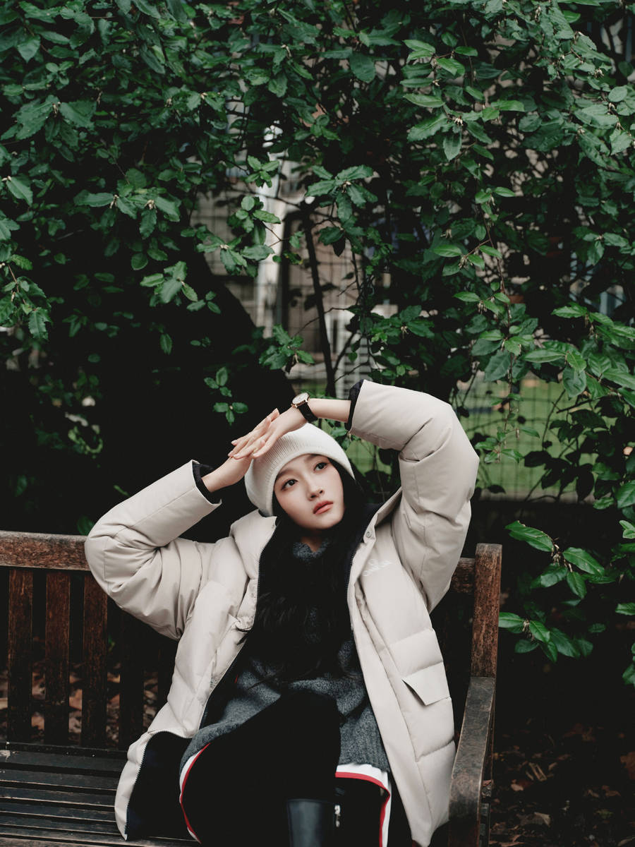 关晓彤晒春日街头随拍照 戴帽子悠闲漫步状态惬意