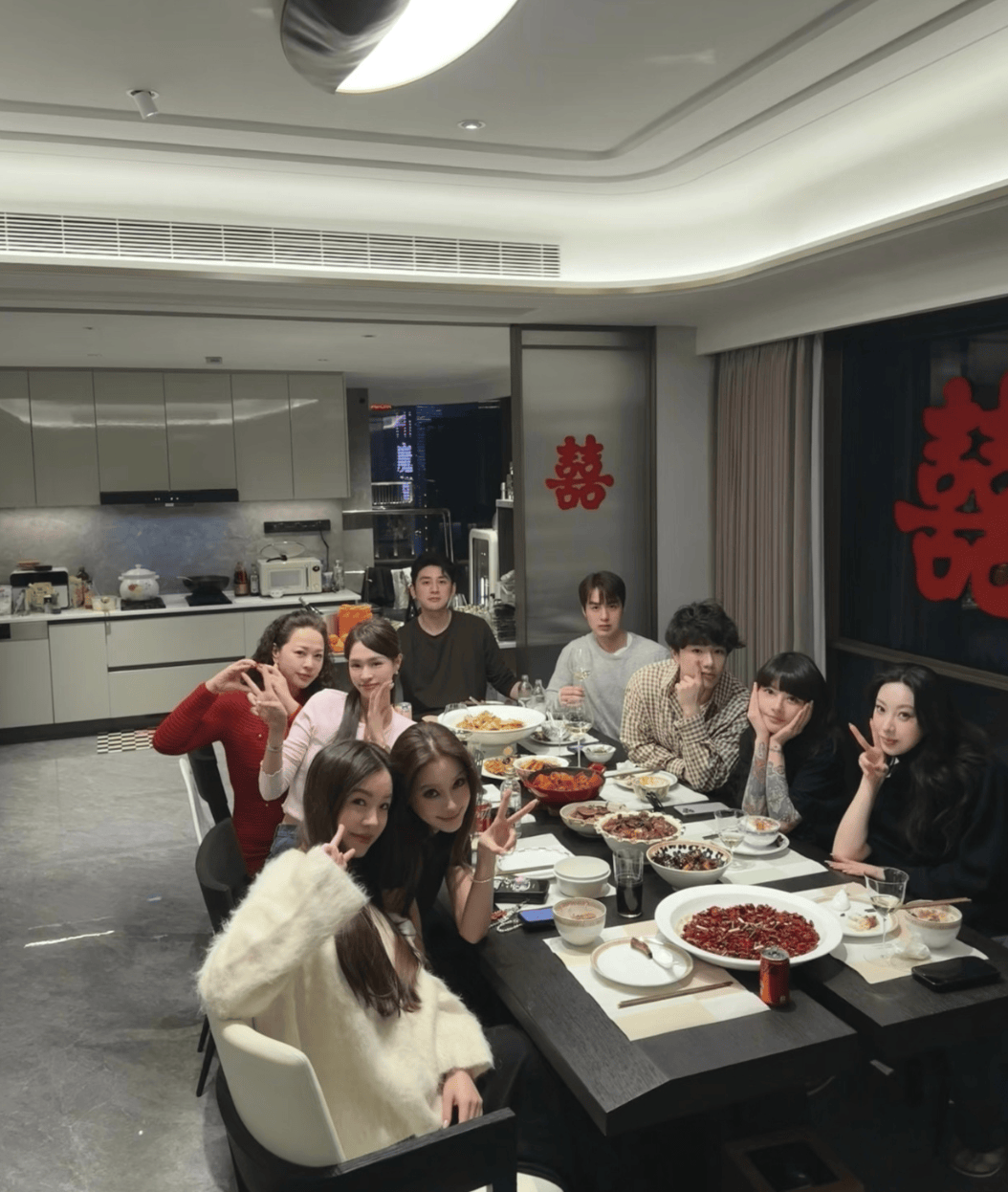 杨颖穿修身短袖腰身纤细 和网红聚会颜值亮眼出众