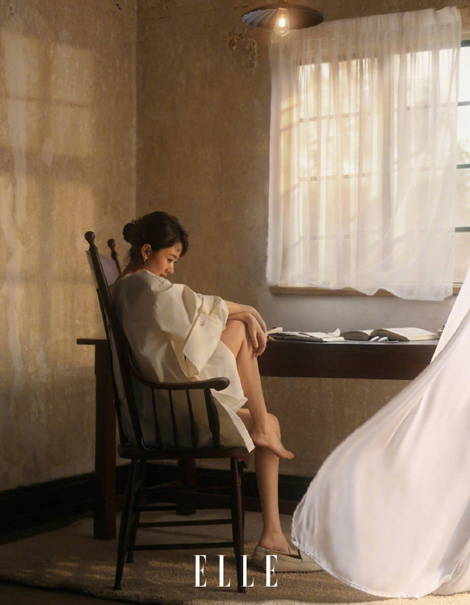 赵丽颖复古感大片释出 暖调光影勾勒慵懒优雅感