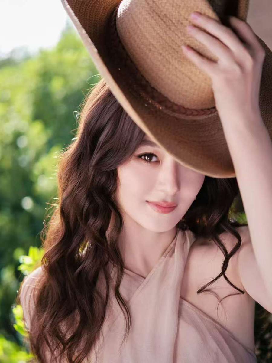 赵丽颖穿挂脖长裙配草编宽檐帽 温柔松弛清新治愈