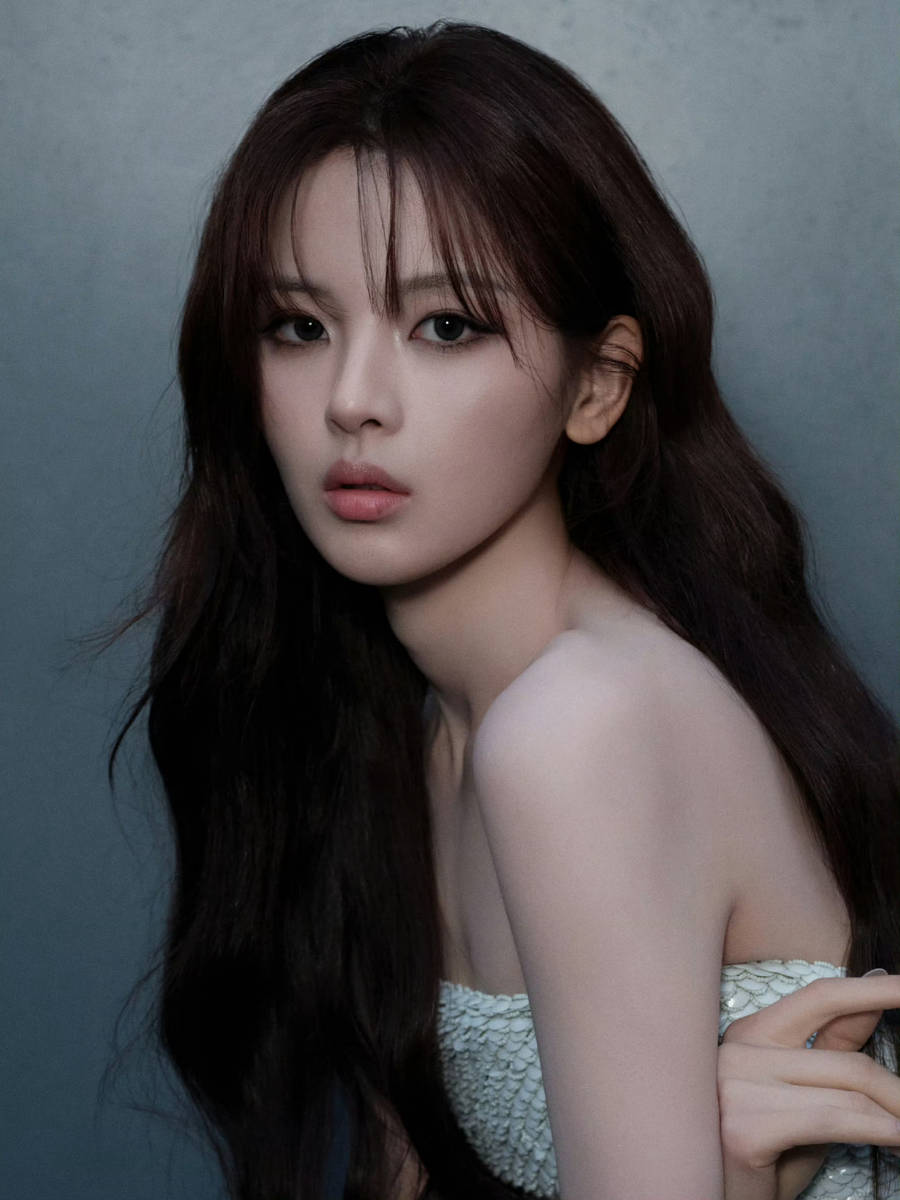 杨超越身穿抹胸礼服气质好 乌黑长发凸显白皙皮肤