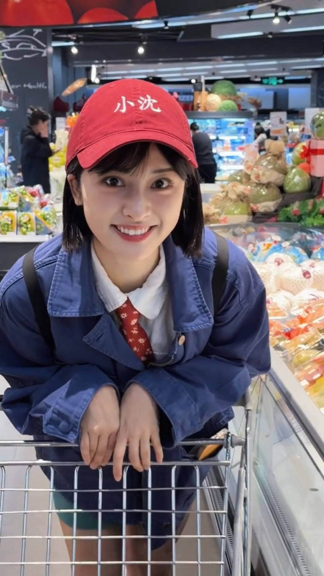 沈月短发造型配鸭舌帽元气十足 张开双臂活力满满