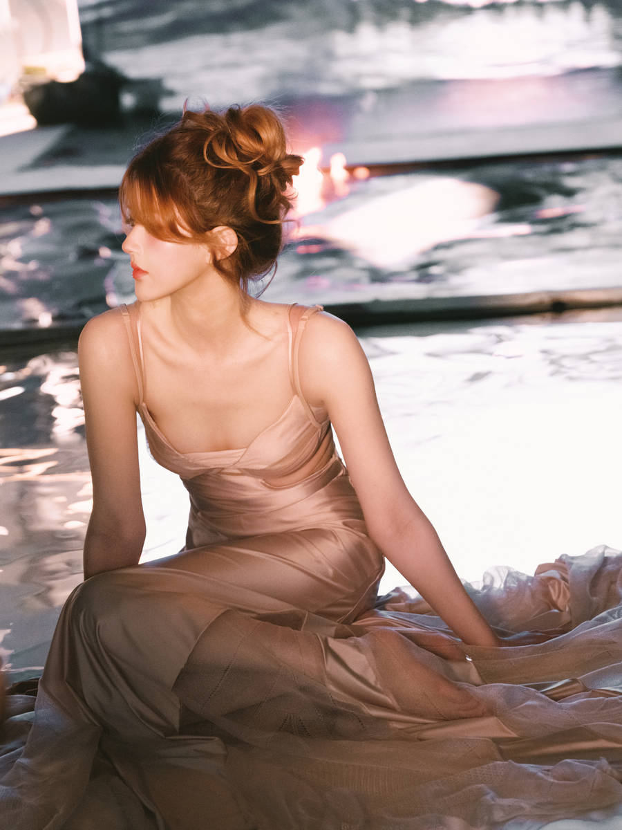 赵露思盘卷发丸子头慵懒灵动 穿缎面裙曲线玲珑