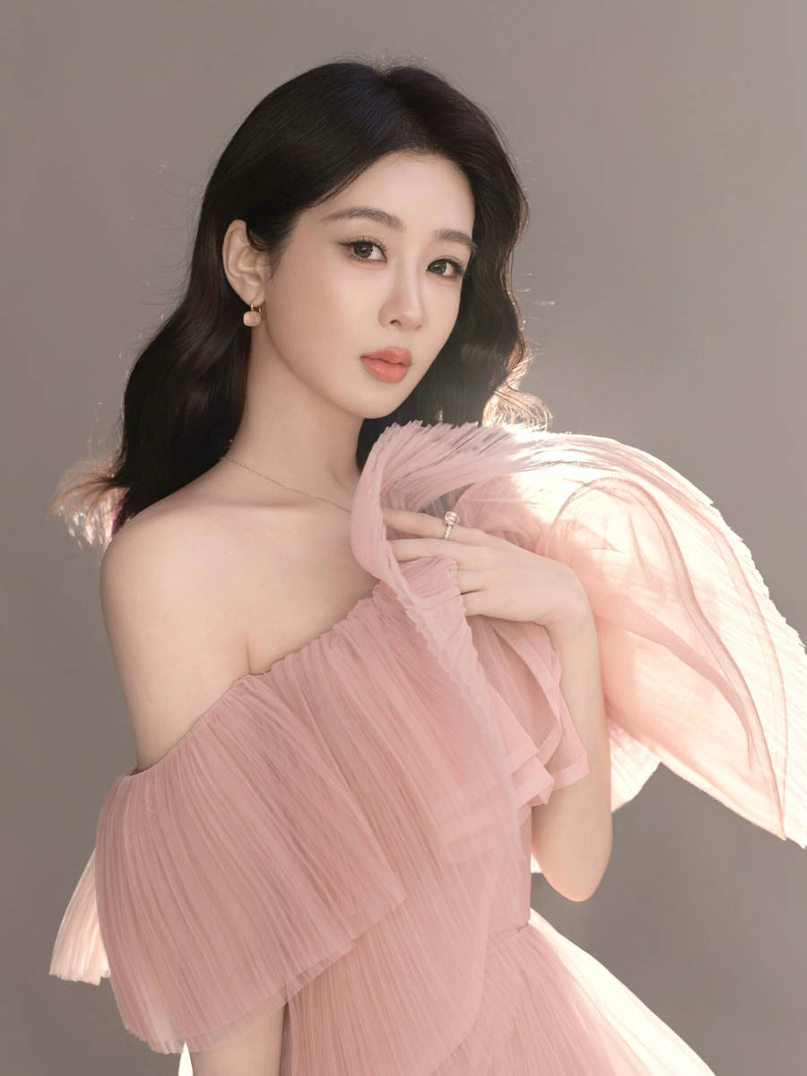 杨紫穿粉抹胸纱裙温柔甜美 宛若梦幻花仙子好养眼
