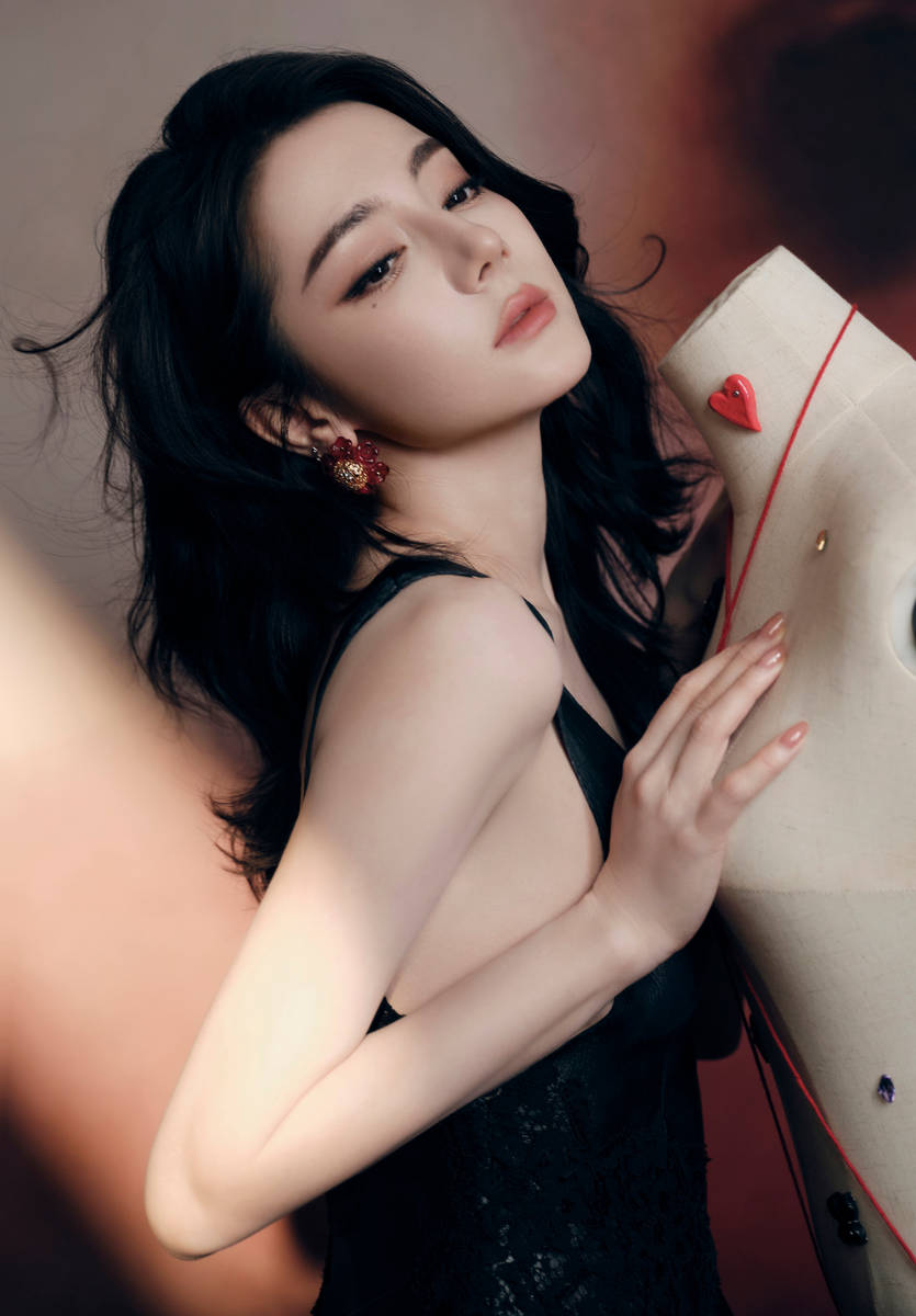 迪丽热巴化身提线木偶女郎！穿黑色深V裙性感吸睛