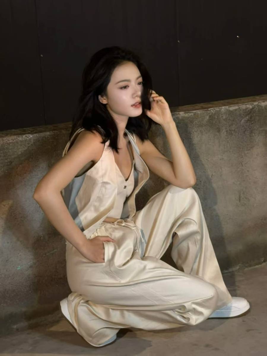 赵今麦穿马甲搭阔腿裤 夜色中酷飒随性尽显故事感