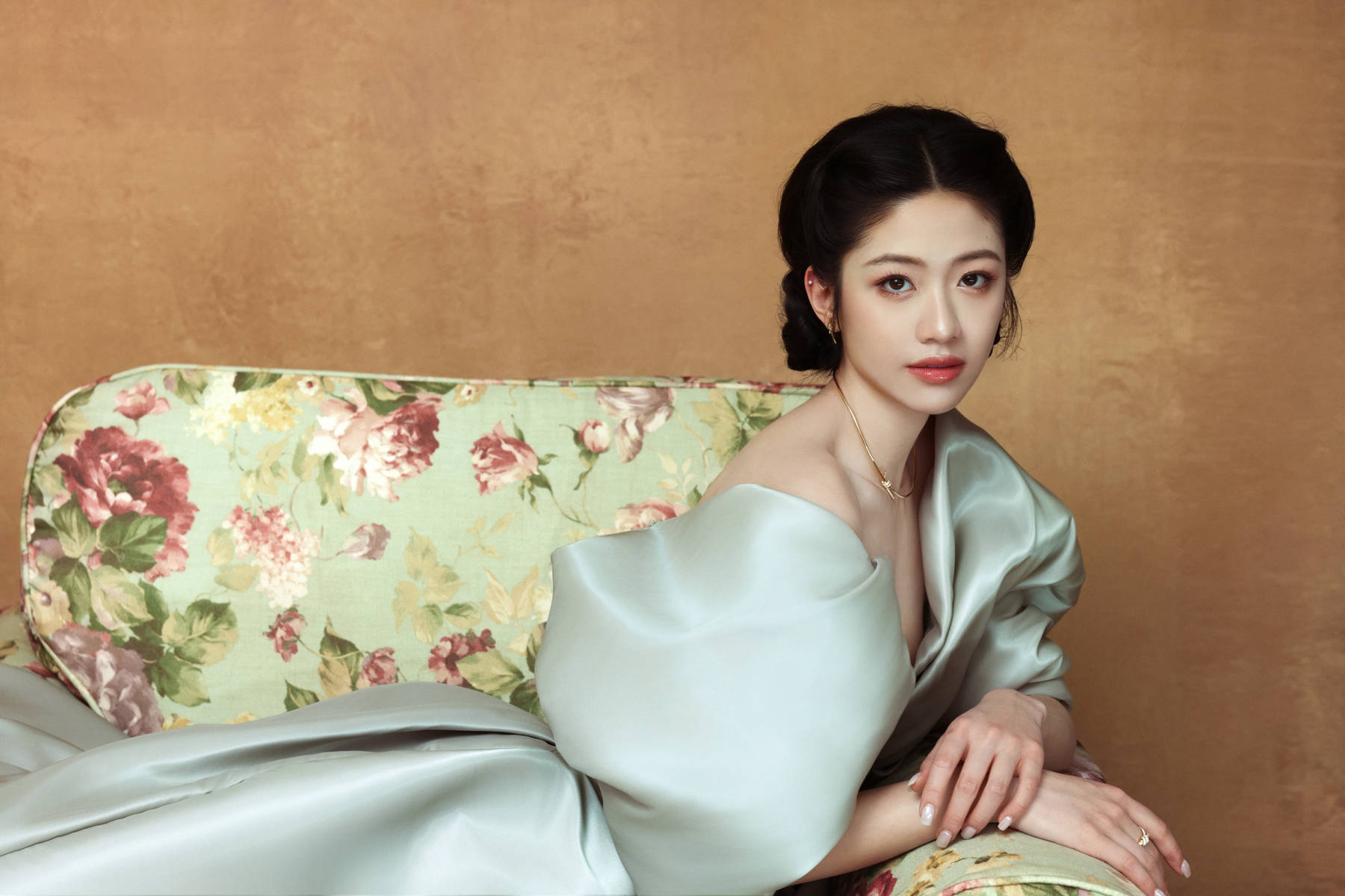 向涵之低头垂眸温婉动人 盘发造型优雅贵气