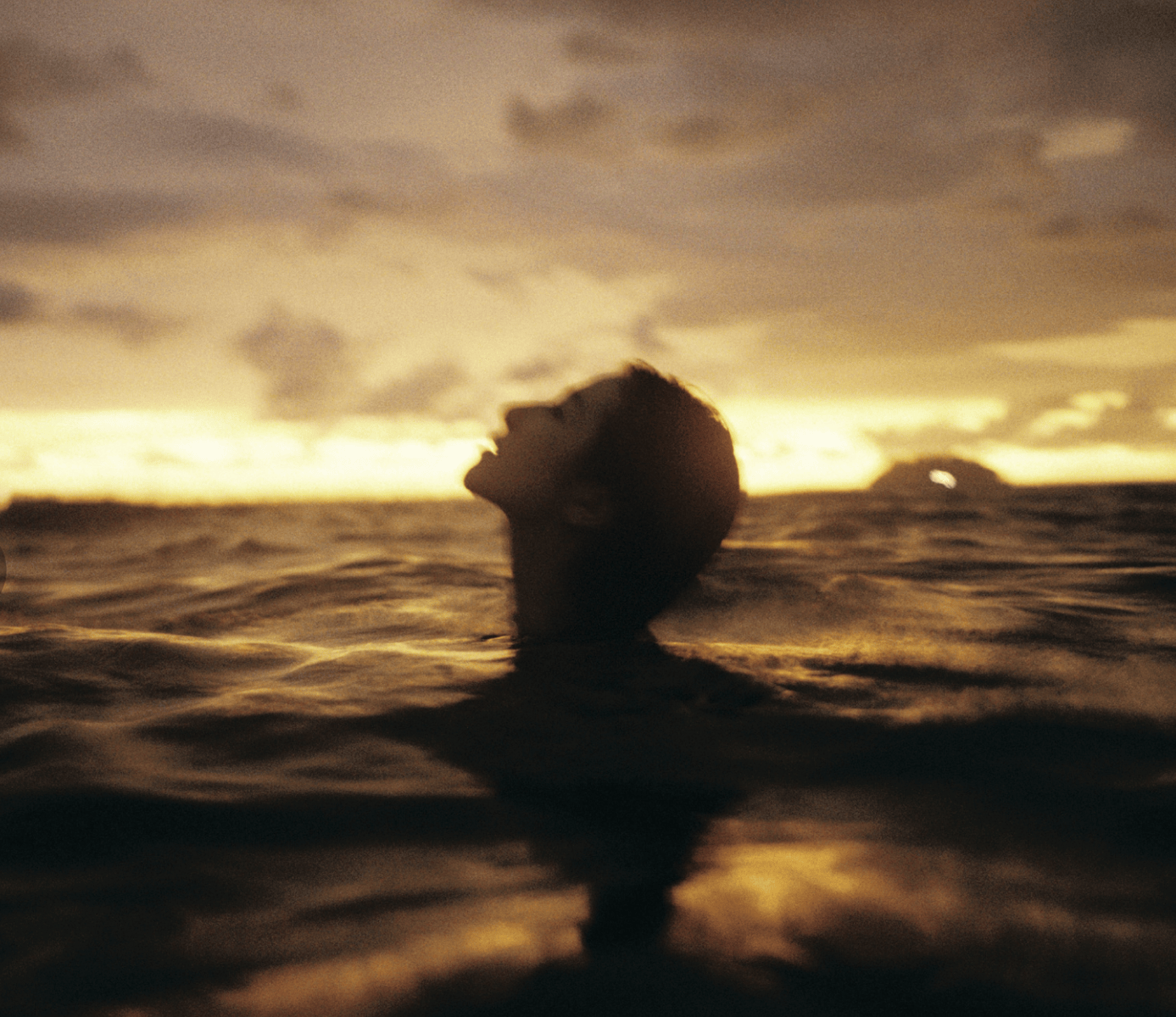 李兰迪穿红色泳衣身材吸睛 尽显盛夏的活力与明媚