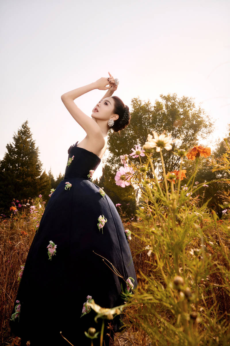 章若楠穿抹胸裙娇俏明媚 置身花丛尽显温柔优雅