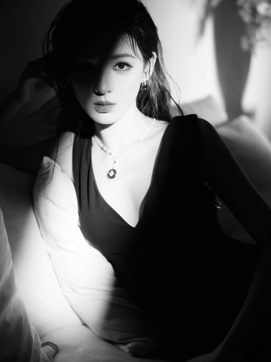 张予曦穿深V黑裙性感明艳 红唇亮眸氛围感满满