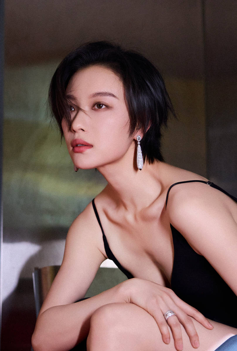 倪妮穿V领吊带裙大秀好身材 利落短发造型又美又飒