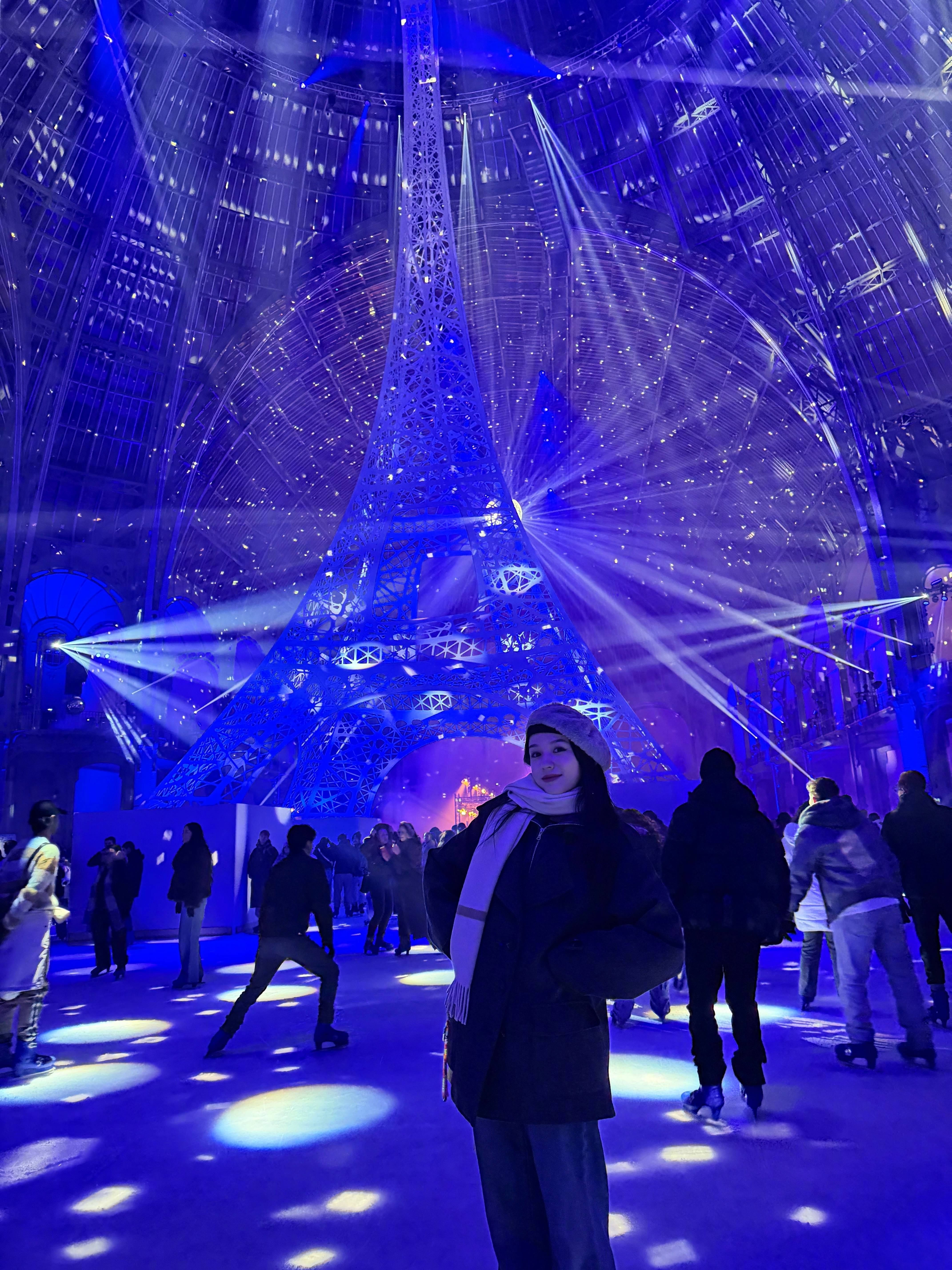 周也晒法国旅行好意思照好可儿 戴贝雷帽师法电影海报