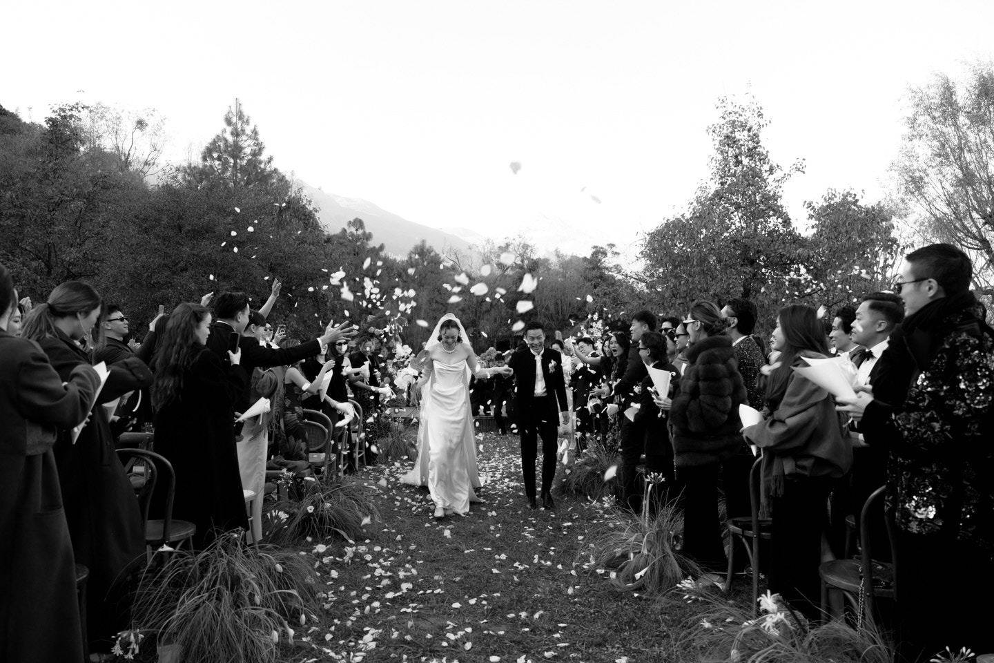 霍启仁妻子公开婚典现场照 两东谈主联袂前行温馨安静