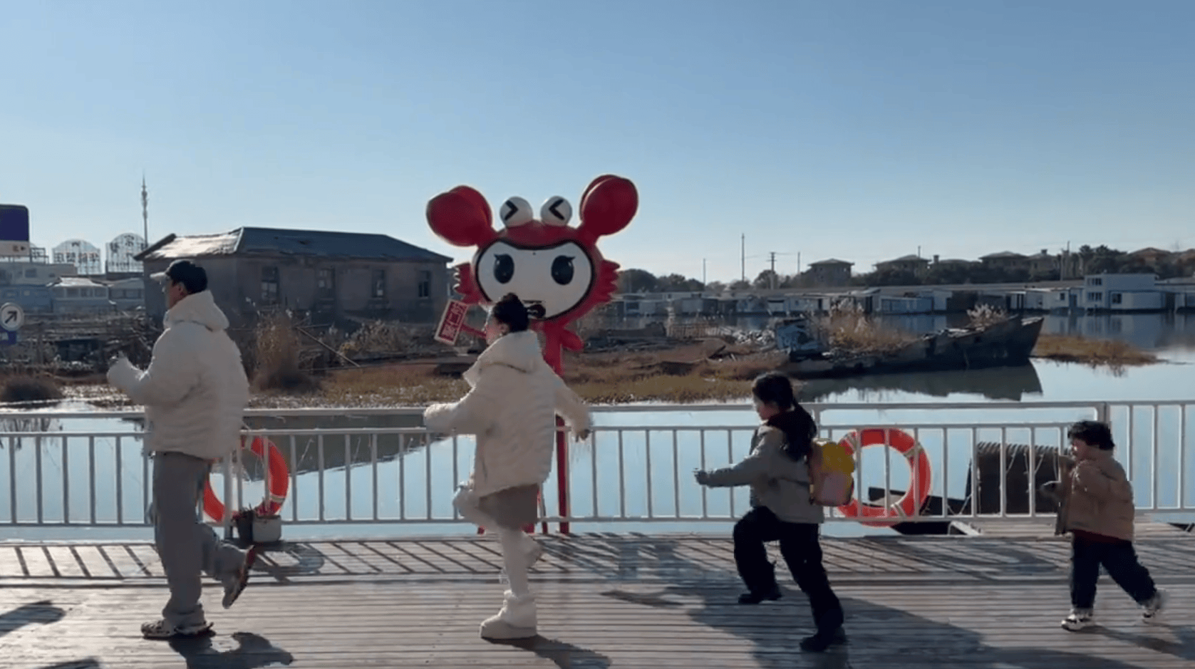 李嘉格与男友带孩子游玩 四东谈主同框画面温馨