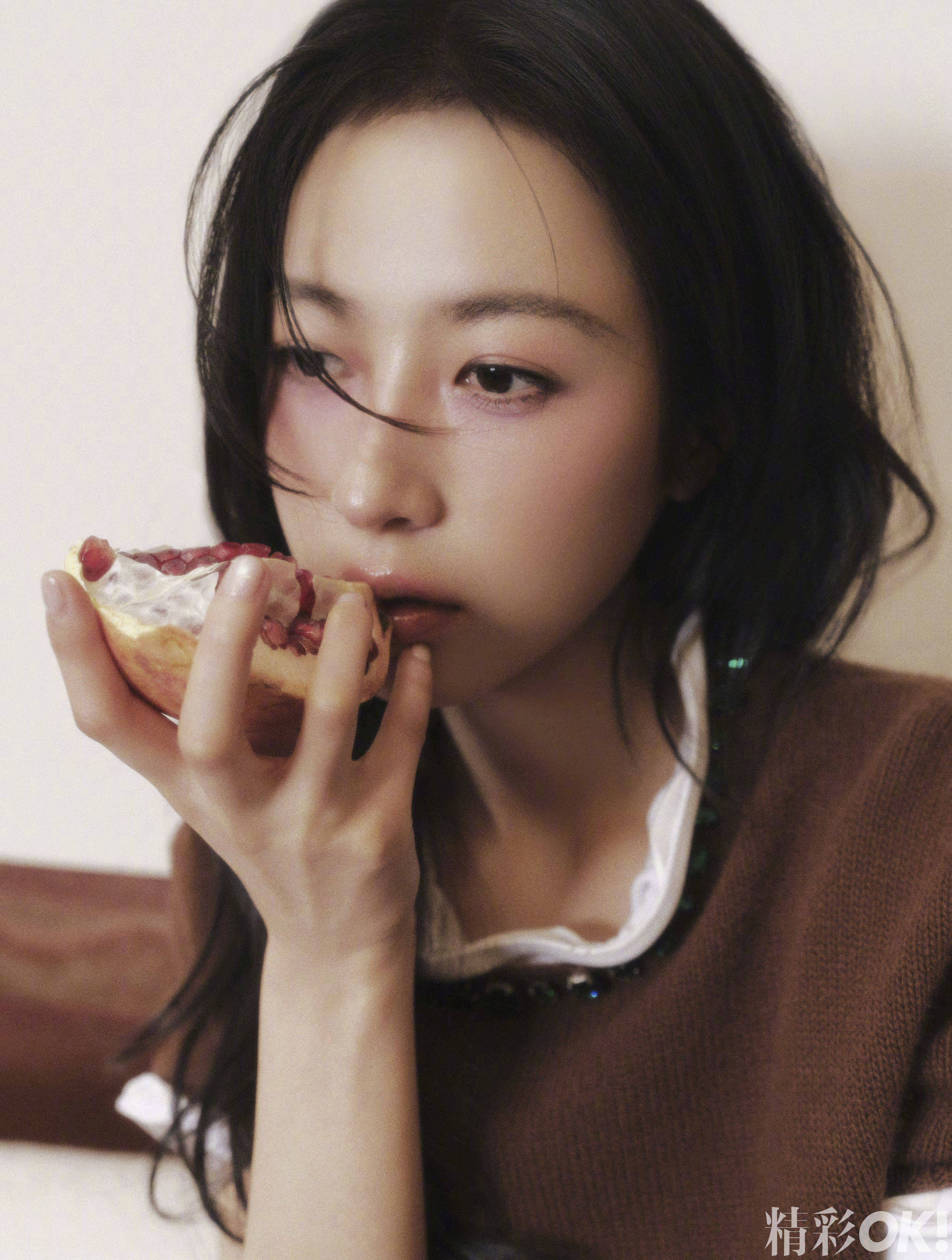 周雨彤穿白裙躯壳窈窱 丝袜勾画纤细好意思腿