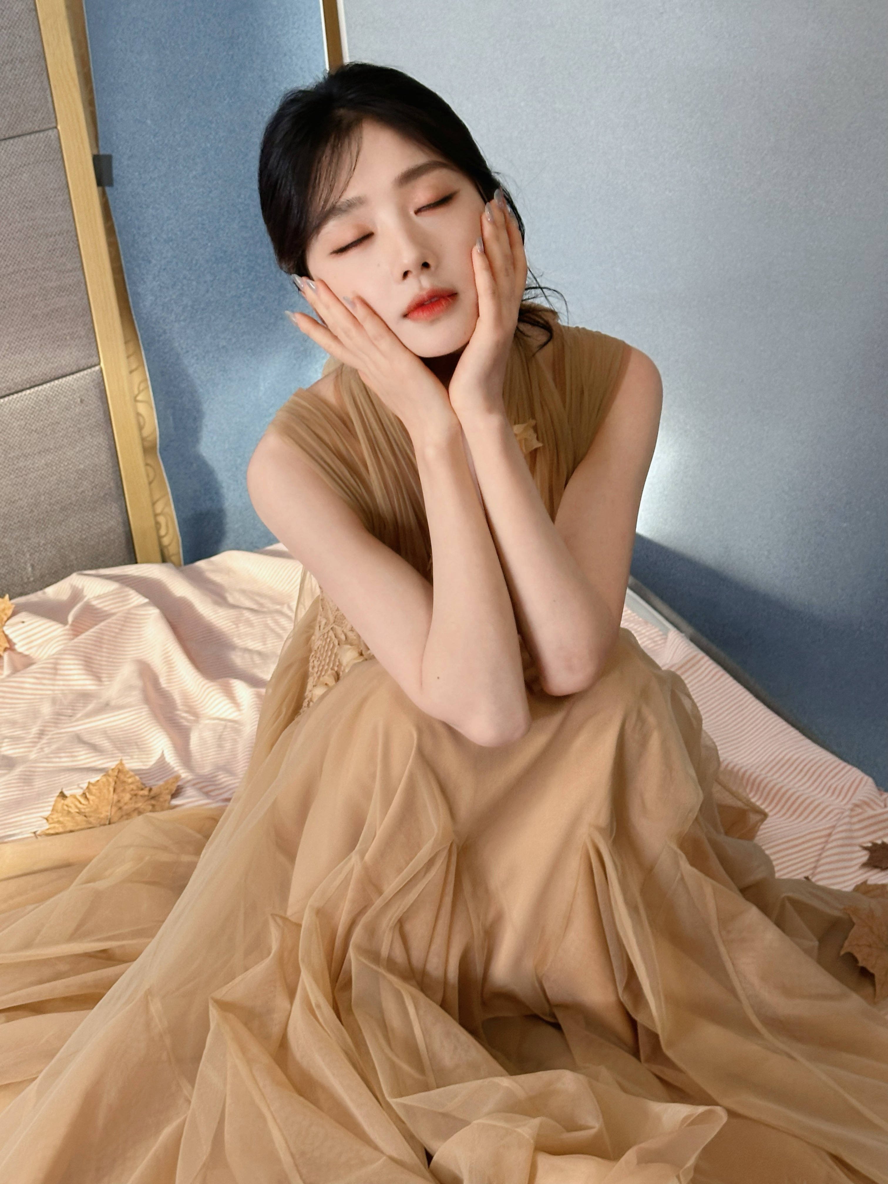 王影璐穿薄纱裙甜笑神采呆萌 乖巧伸懒腰似小猫咪