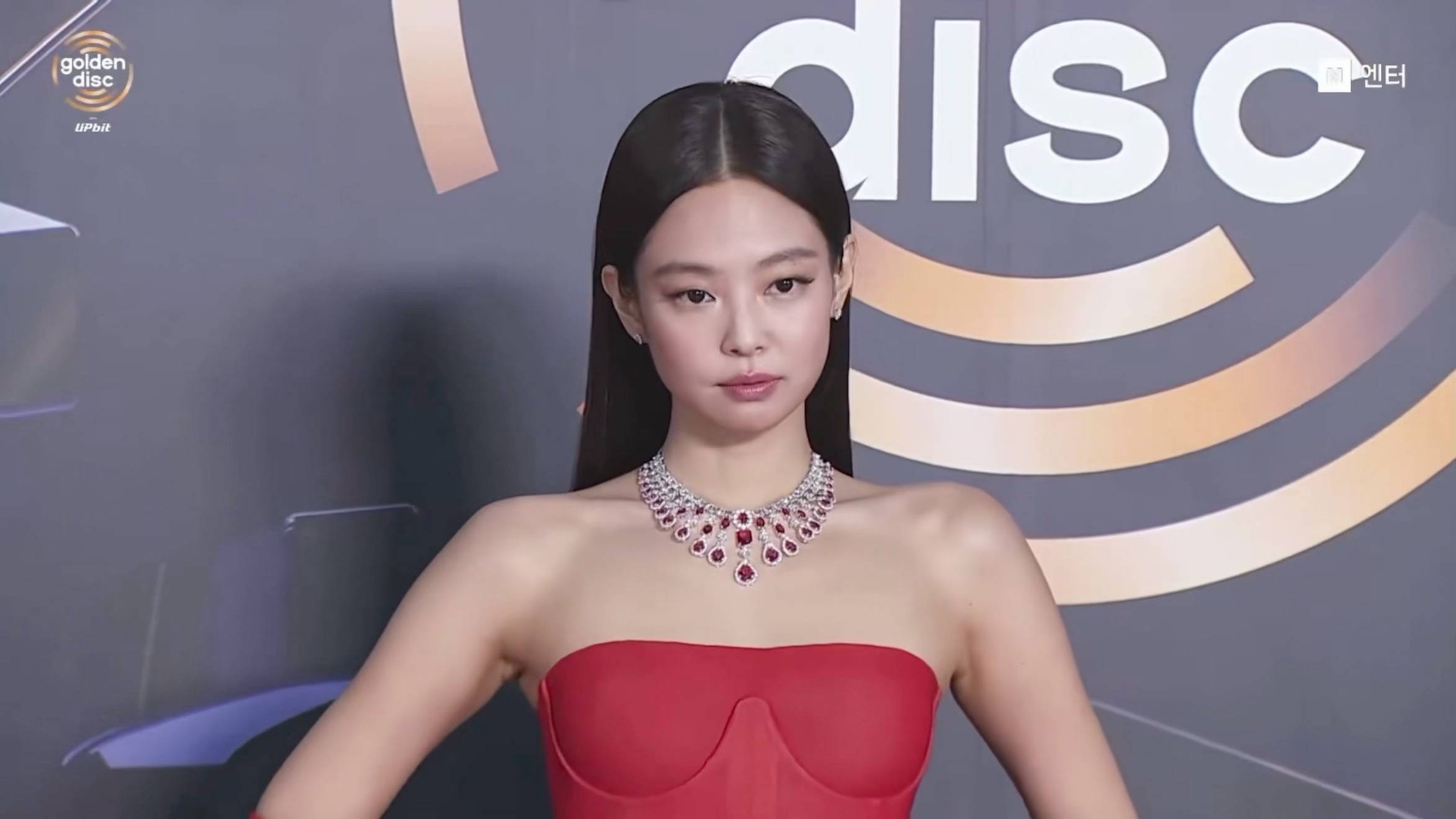 Jennie亮相红毯 穿红色抹胸裙吐舌头俏皮可人