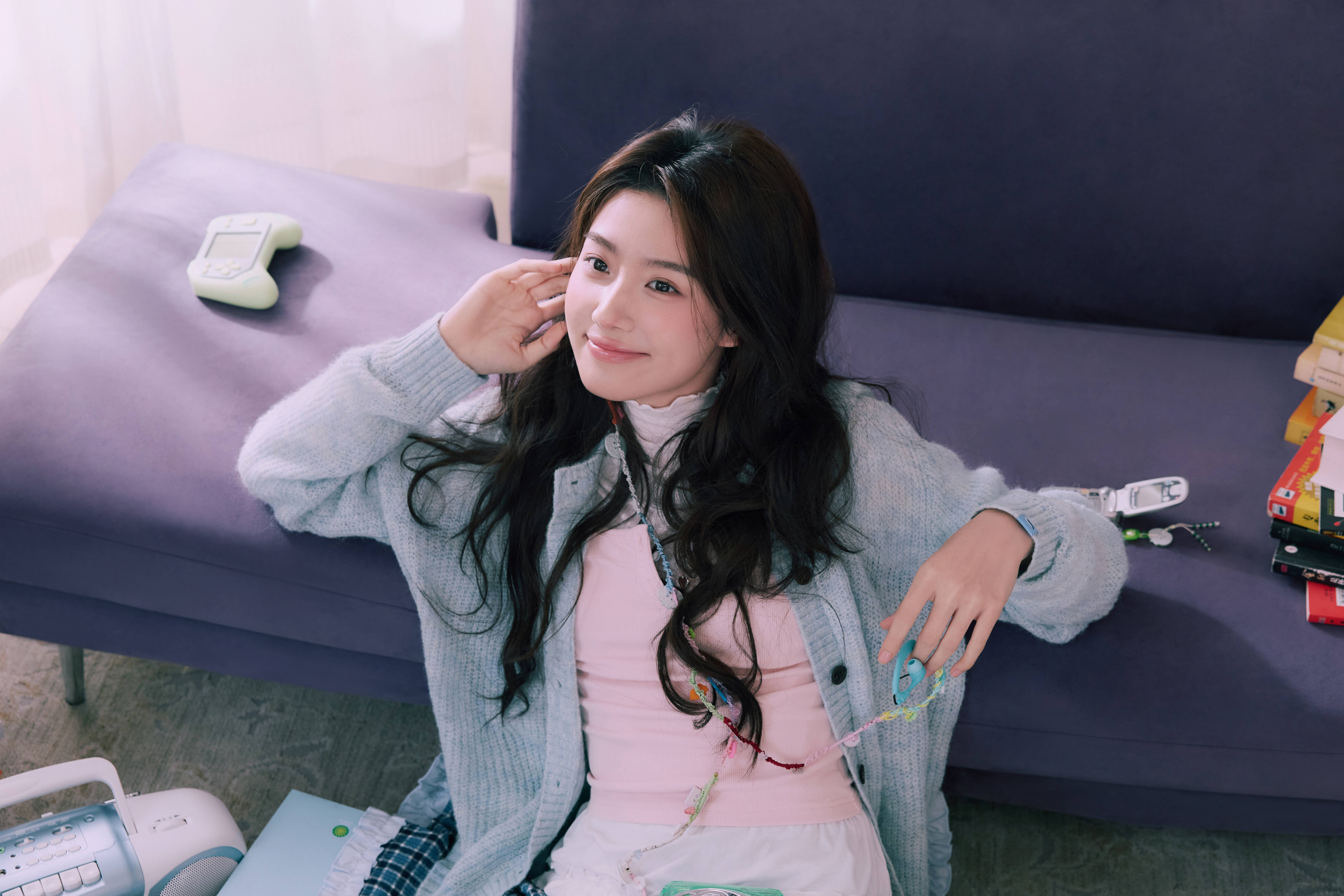 卢昱晓化身糖果青娥清纯悠闲 双手托腮灵动娇憨