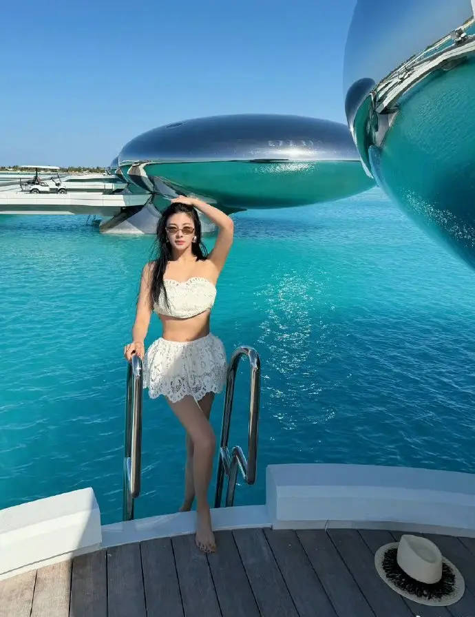 张雨绮体魄绝了！晒海边好意思照秀出唯妙弧线