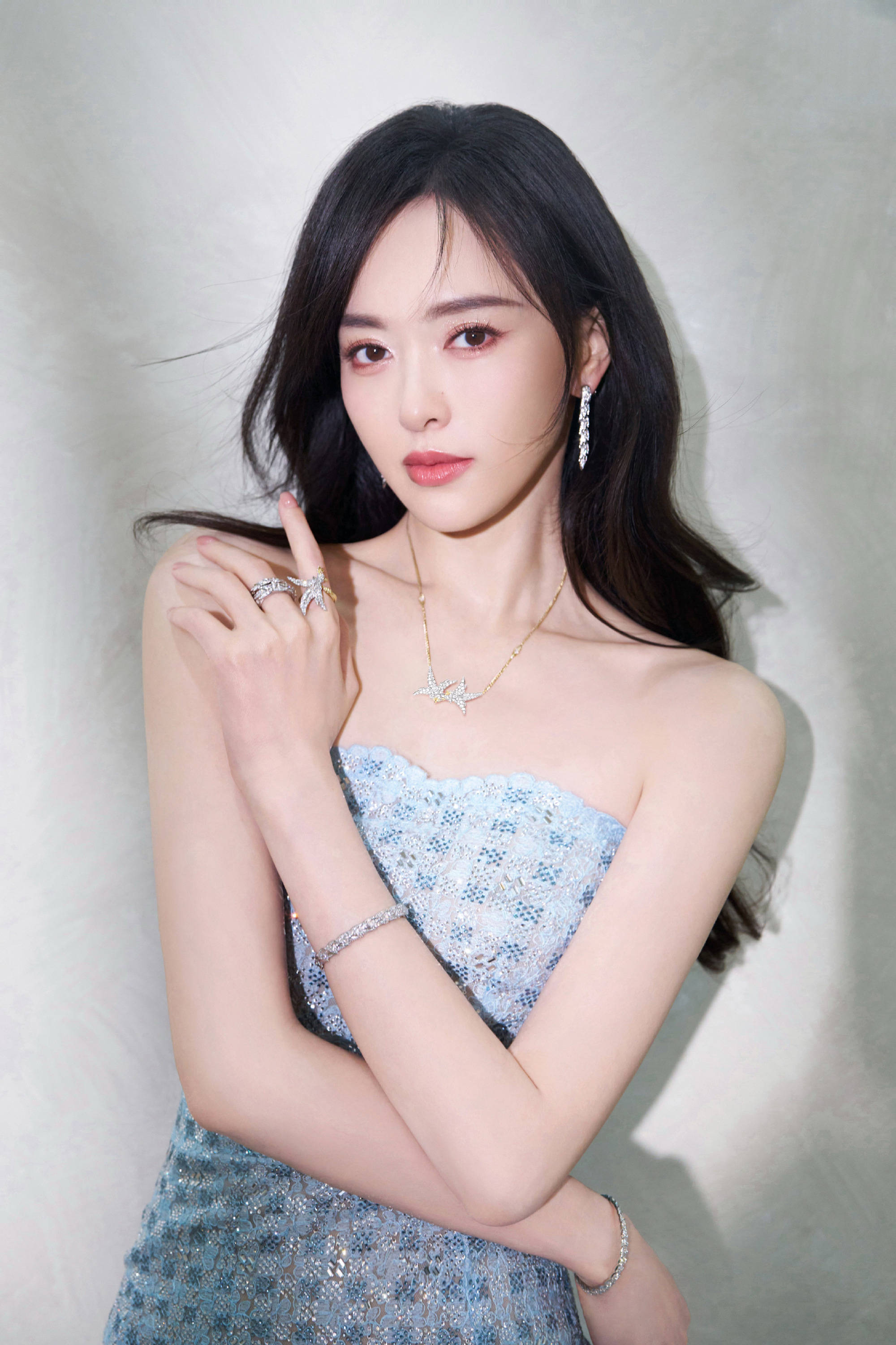 唐嫣穿抹胸裙崭新靓丽 大方秀性感形体弧线超迷东说念主