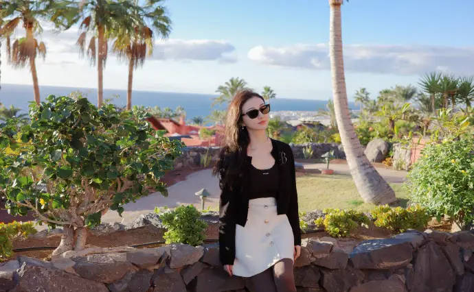 景甜黑衫搭白裙在海边度假 椰林落日氛围感拉满