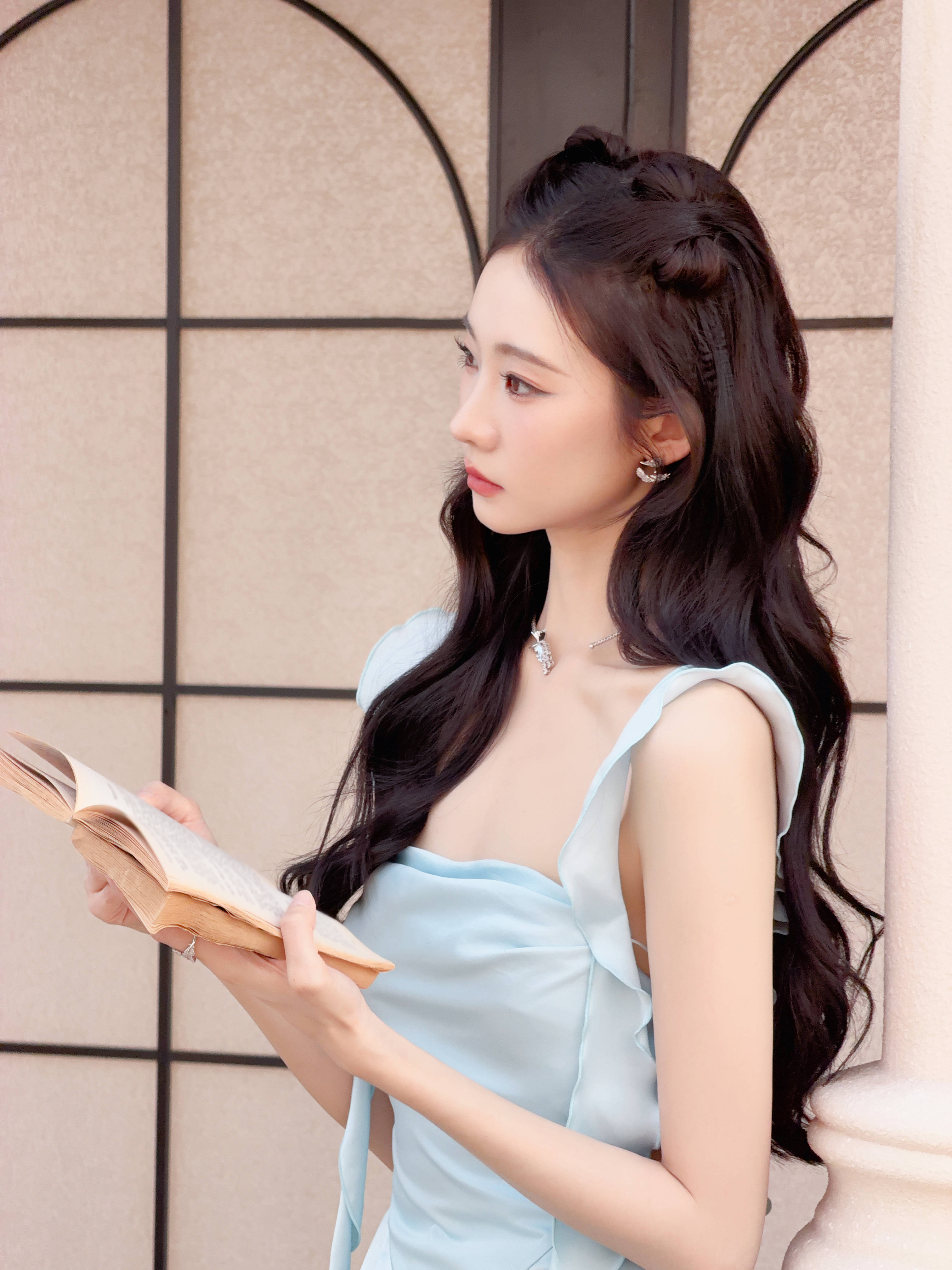 张艺凡穿淡蓝长裙仁和娇俏 抬眸含笑慵懒又纰漏