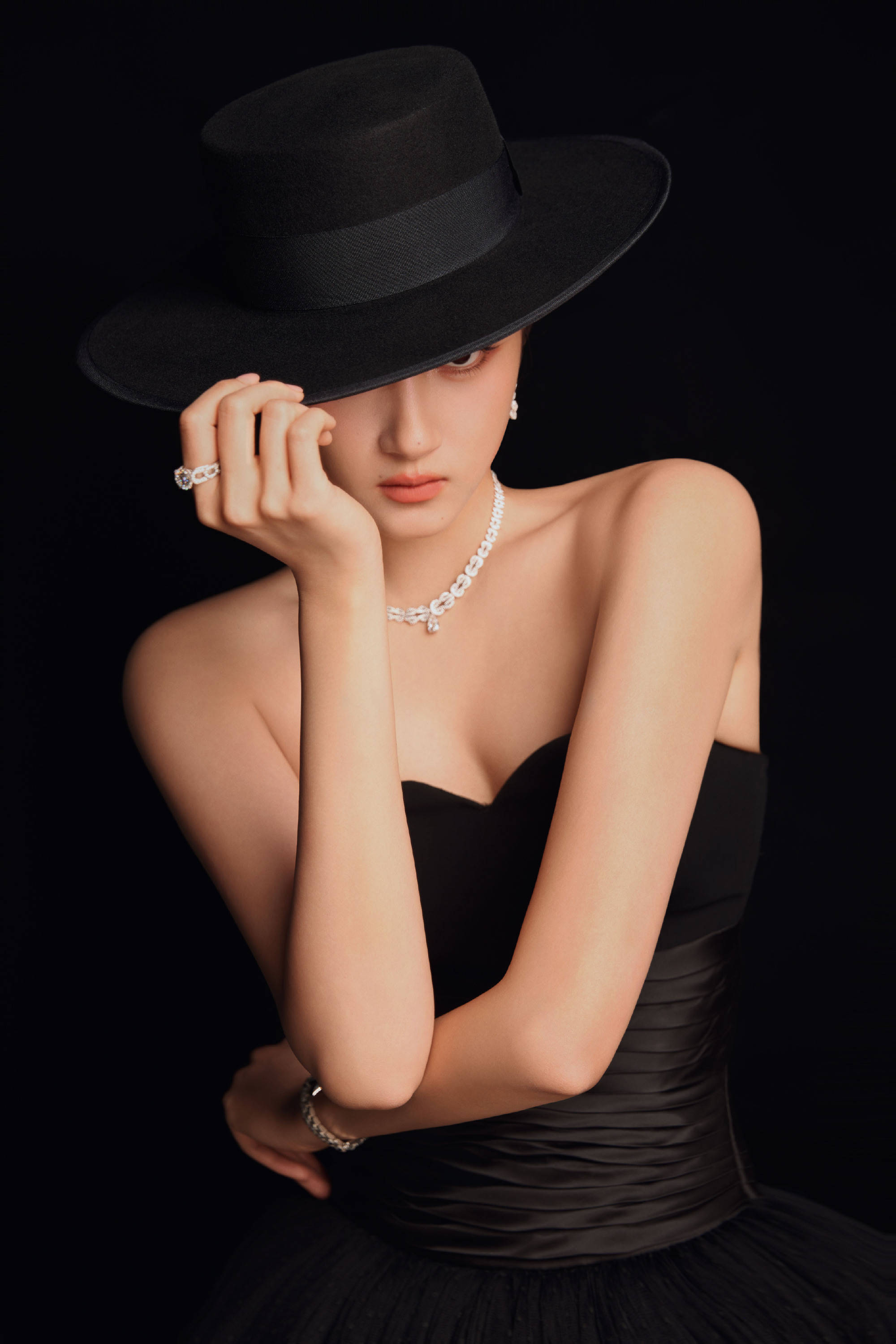 关晓彤穿抹胸纱裙配宽檐黑帽 红唇冷眸优雅又贵气