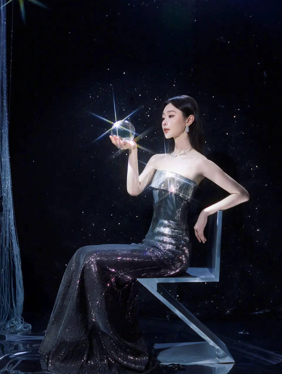 宋轶身着抹胸亮片裙妆容考究 完满解锁星光氛围感