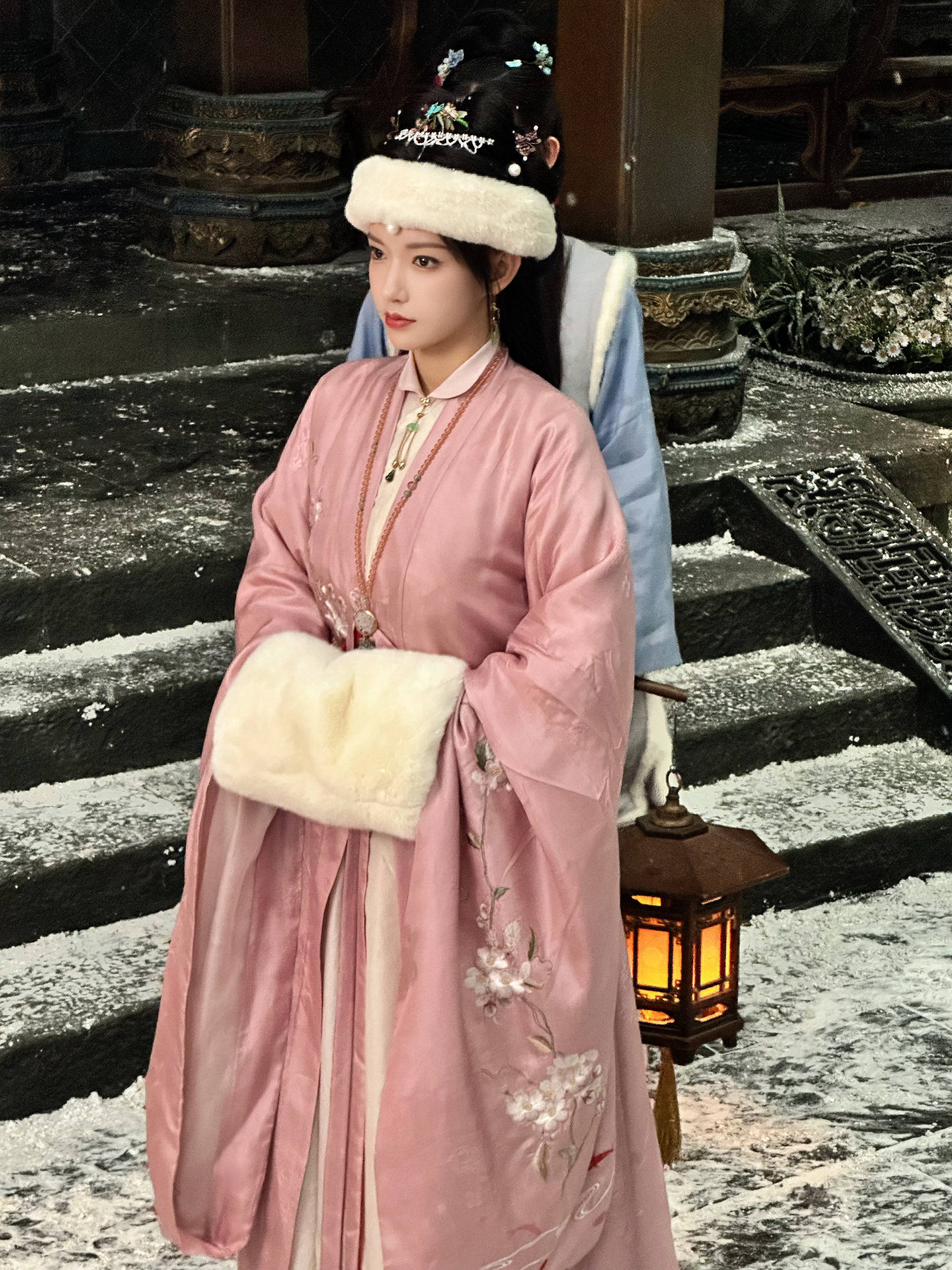 程潇共享剧组随拍照！穿古装抱着宠物狗玩耍好餍足