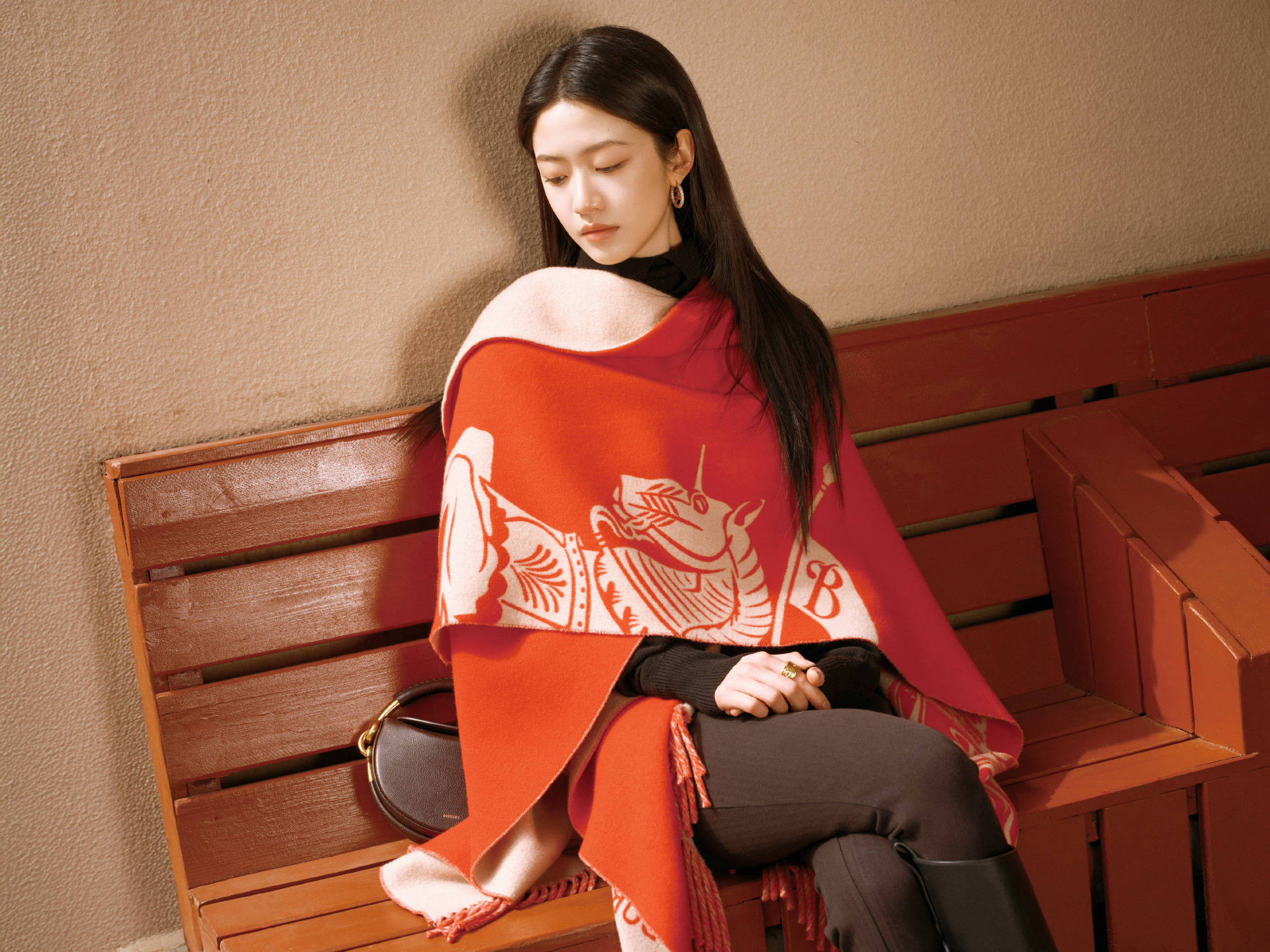 向涵之黑长直造型气质清凉 垂眸含笑狂妄又和顺