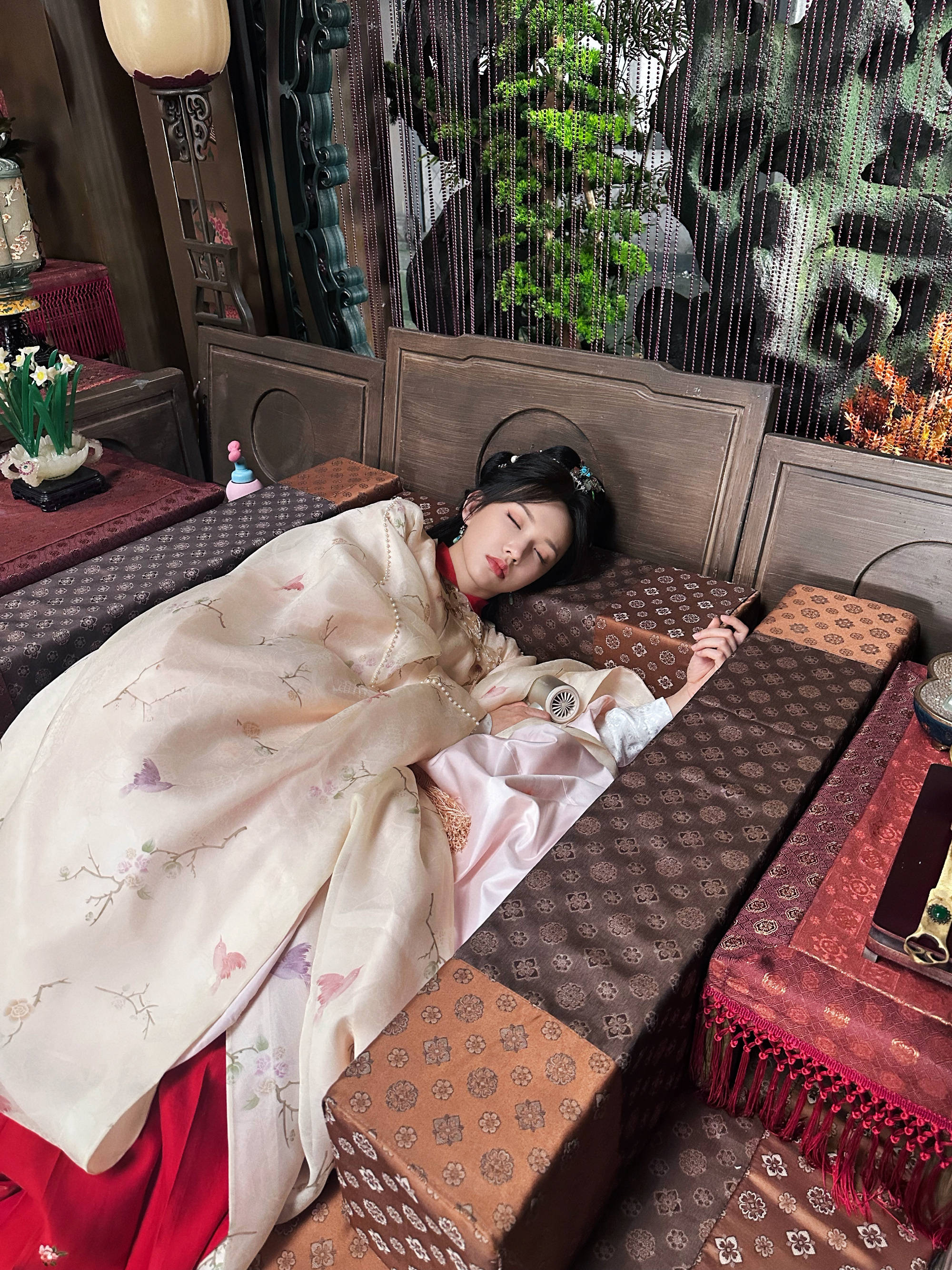 程潇共享剧组随拍照！穿古装抱着宠物狗玩耍好餍足