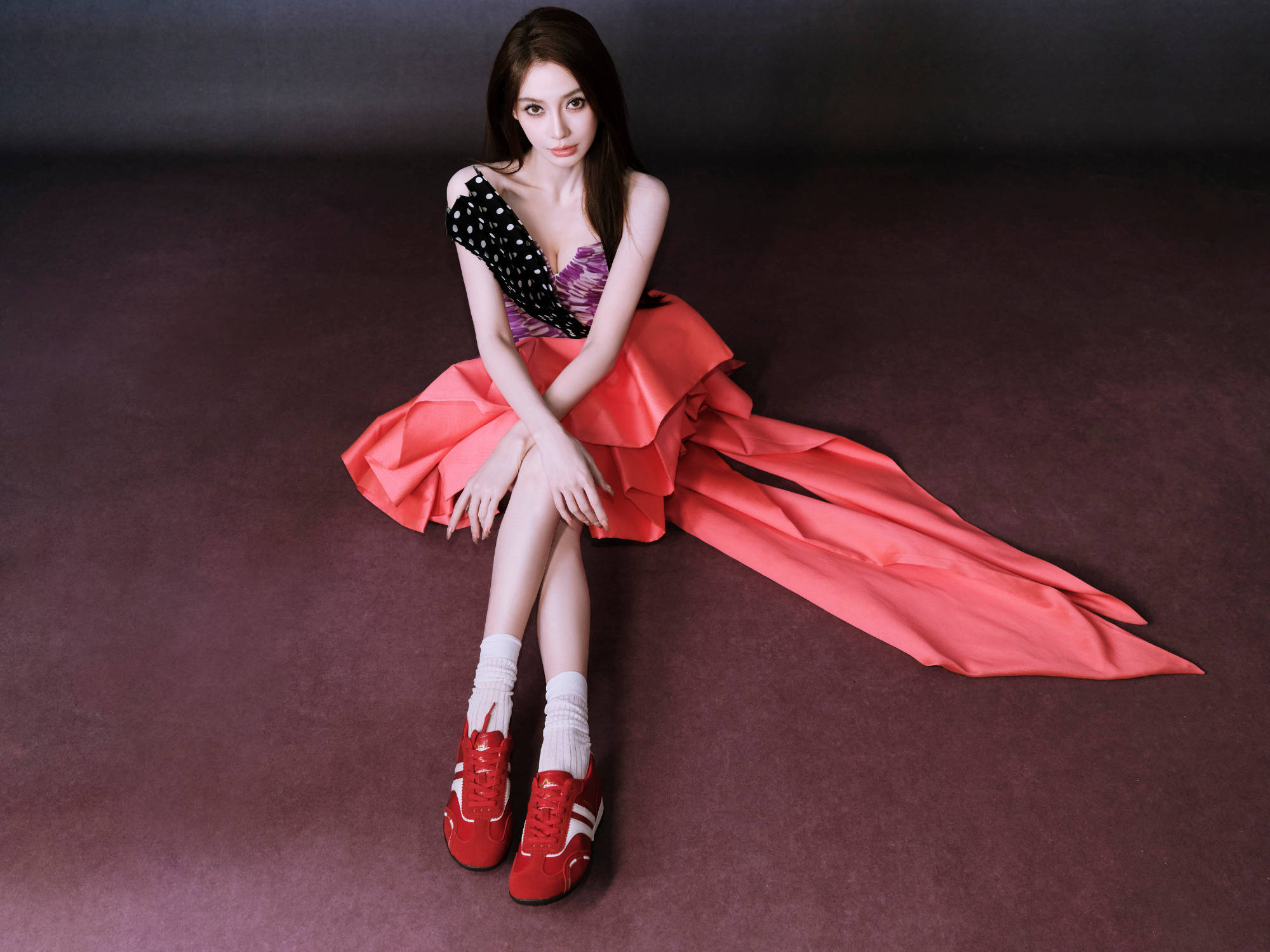 杨颖宛若优雅可人的芭比！形体高挑大长腿比例优厚