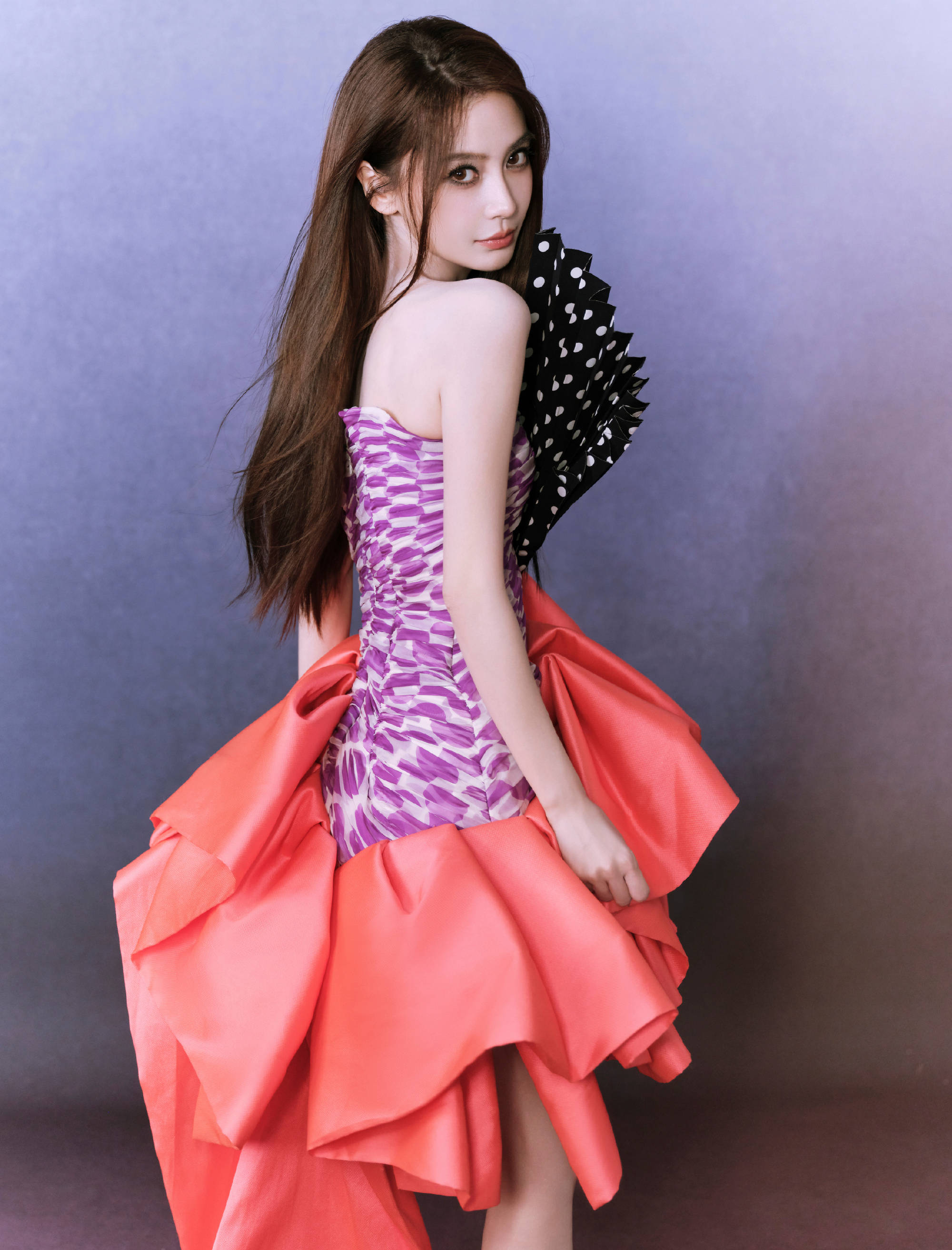 杨颖宛若优雅可人的芭比！形体高挑大长腿比例优厚