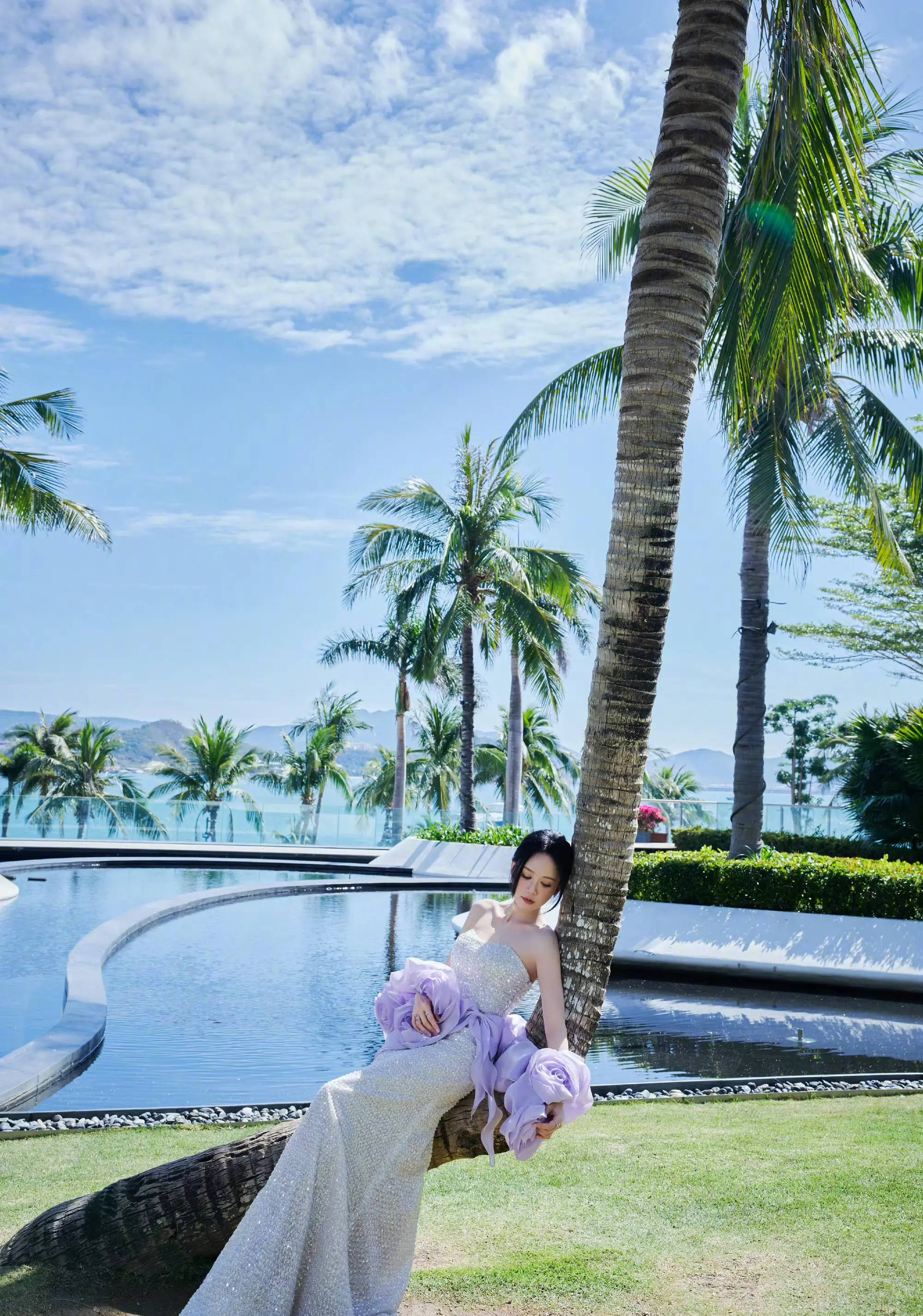 陈乔恩着闪钻鱼尾裙亮相海边 轻佻温情尽显优雅