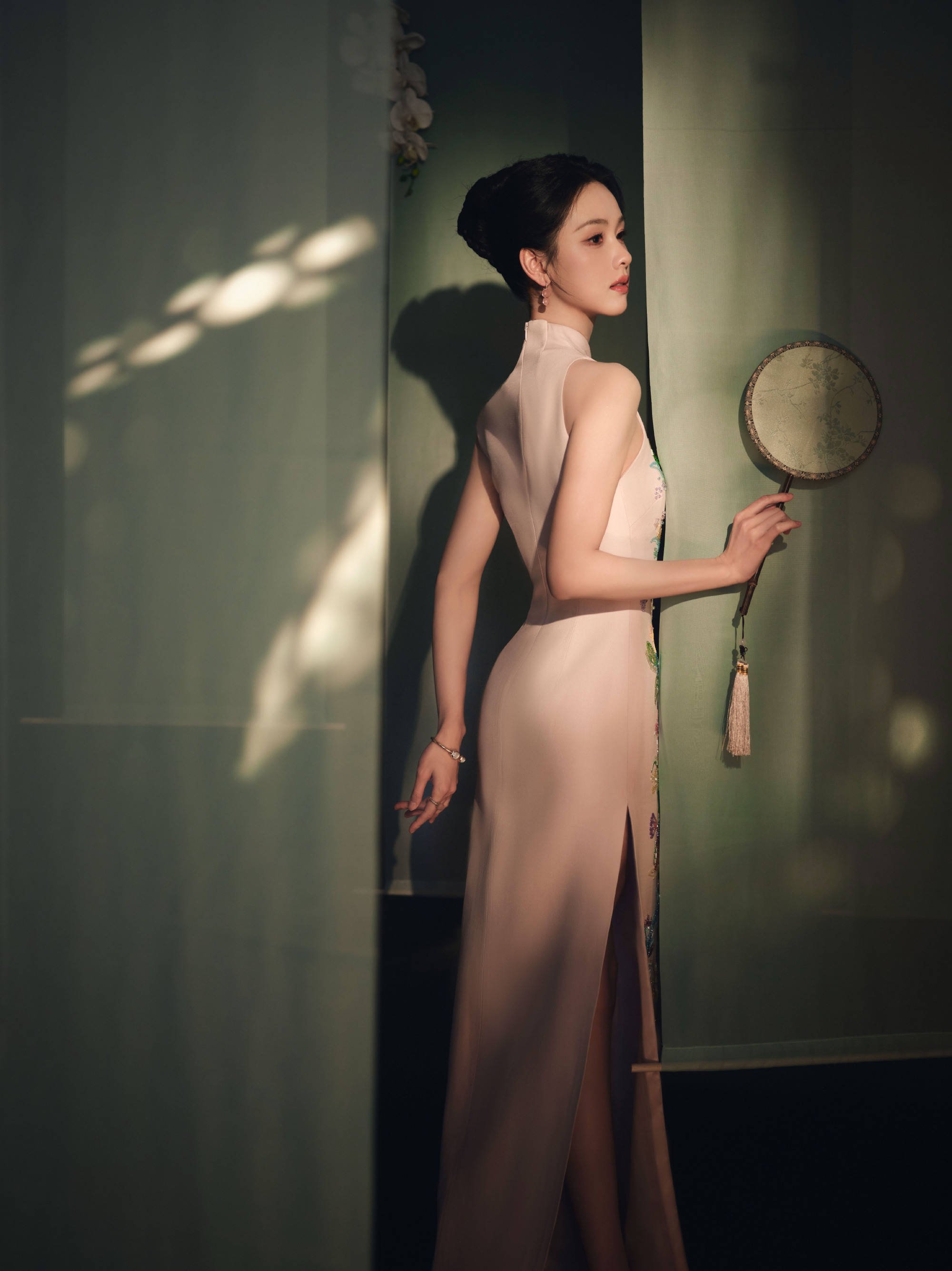 陈王人灵穿刺绣旗袍身姿唯妙 手抚发丝尽显古典好意思