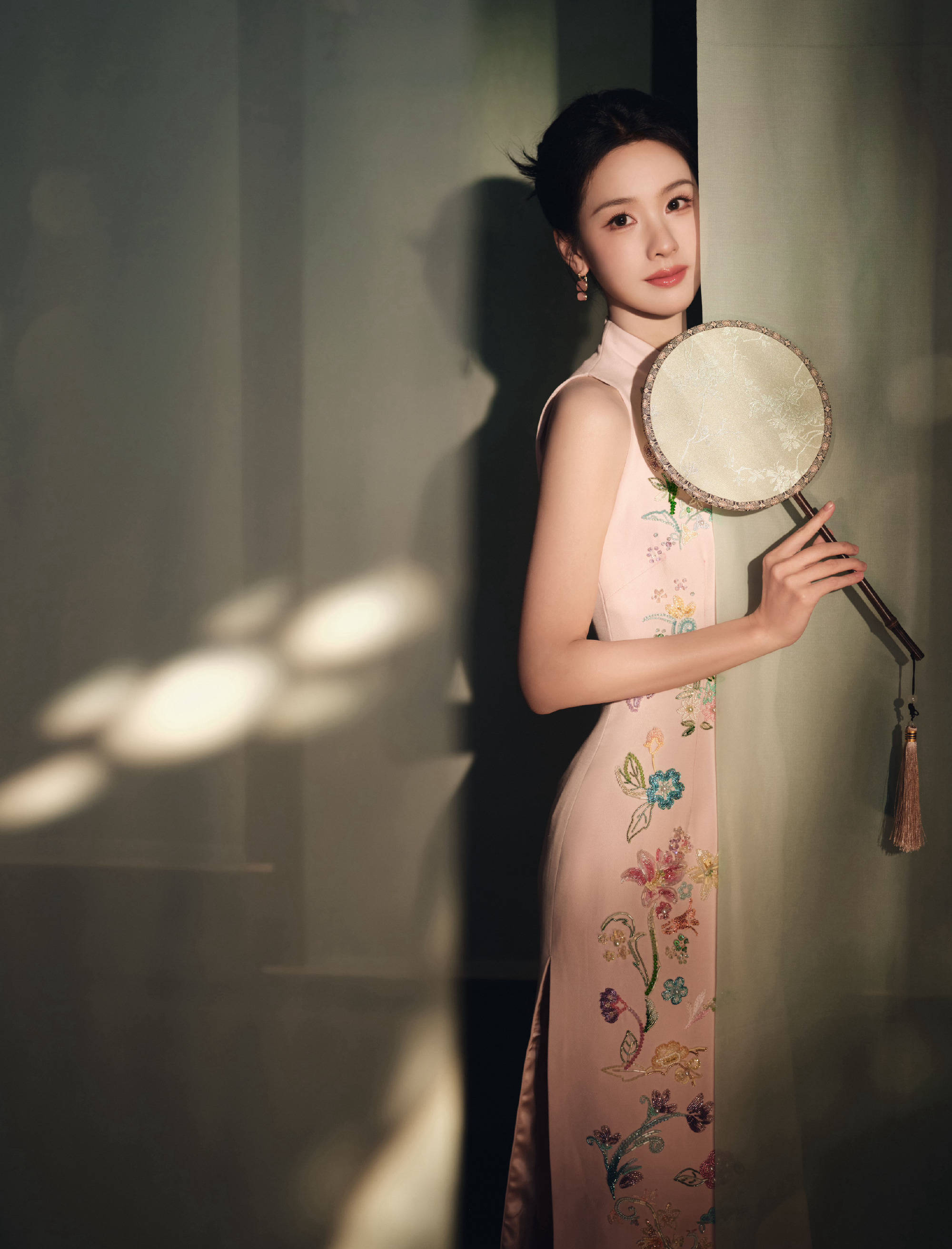 陈王人灵穿刺绣旗袍身姿唯妙 手抚发丝尽显古典好意思