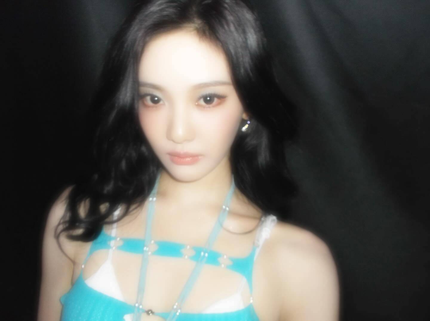 宁艺卓穿蓝抹胸秀窈窱形体 腰肢纤细气质热辣纯欲