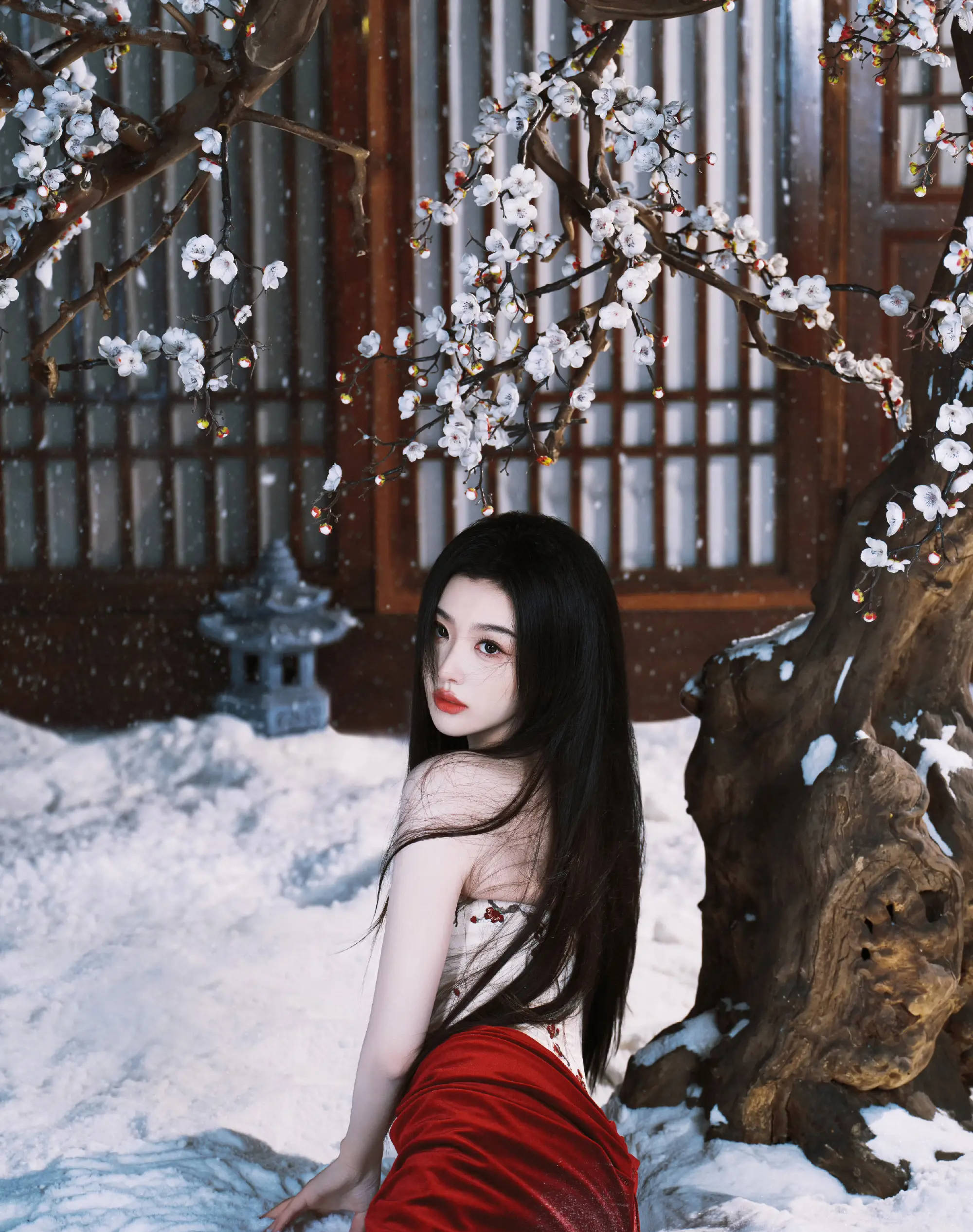 孔雪儿穿抹胸梅花裙气质素雅 黑发垂肩似古典好意思东谈主