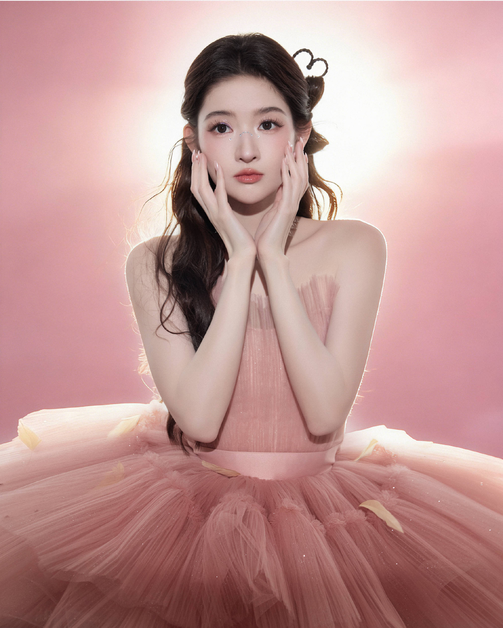 王玉雯穿纱裙化身八音盒仙子 用发丝比心好灵动