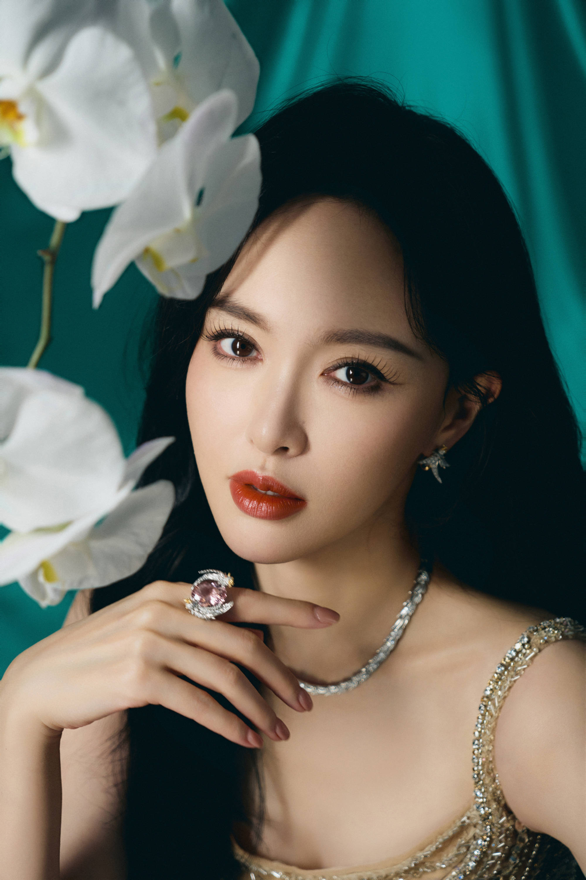 唐嫣穿镶钻吊带能干迷东谈主 笑貌甜好意思面若桃花气色好