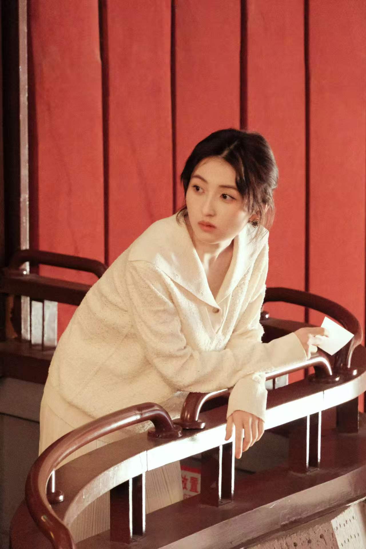 张子枫素色诚恳衬得眉眼干净 低马尾尽显文艺气质