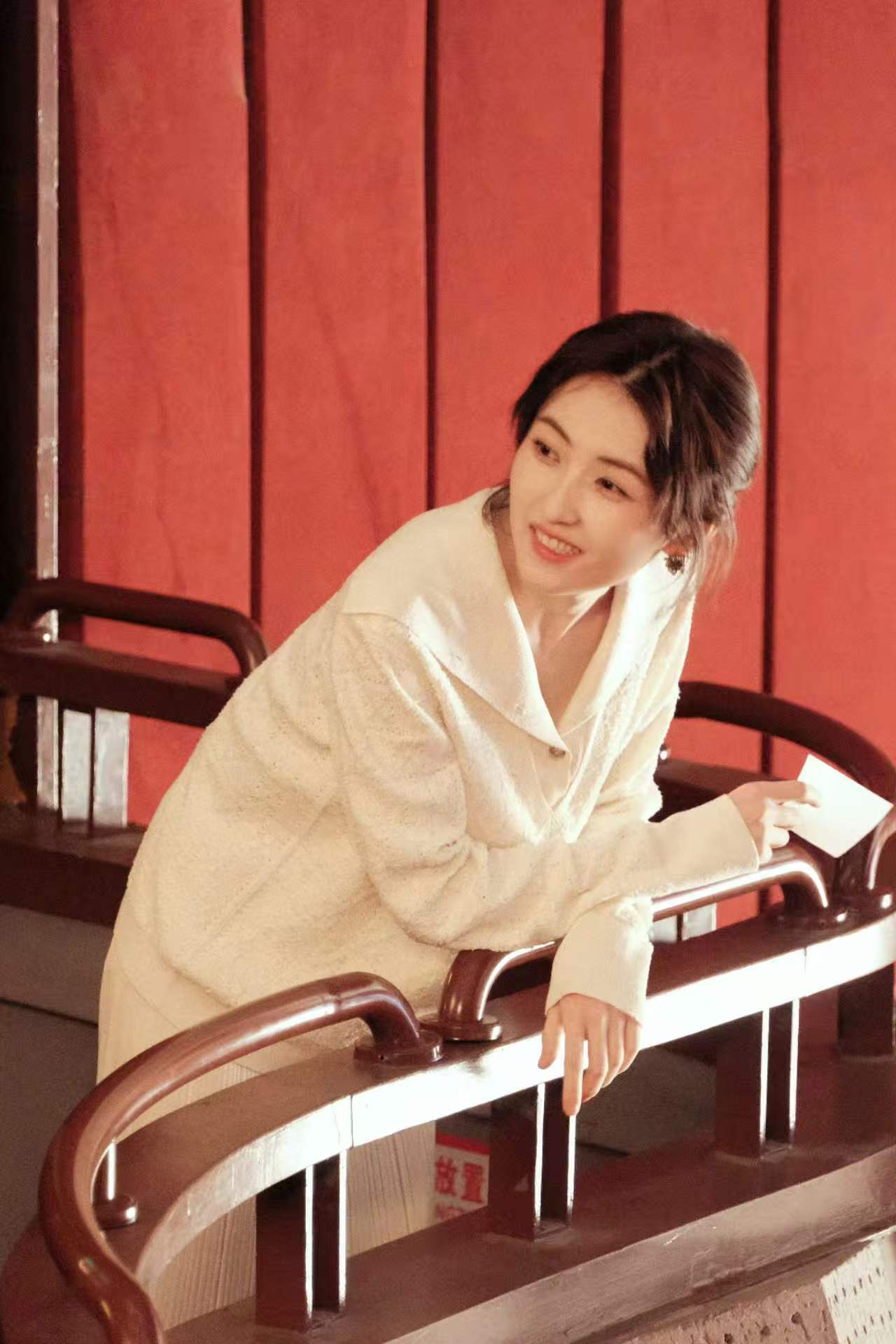 张子枫素色诚恳衬得眉眼干净 低马尾尽显文艺气质