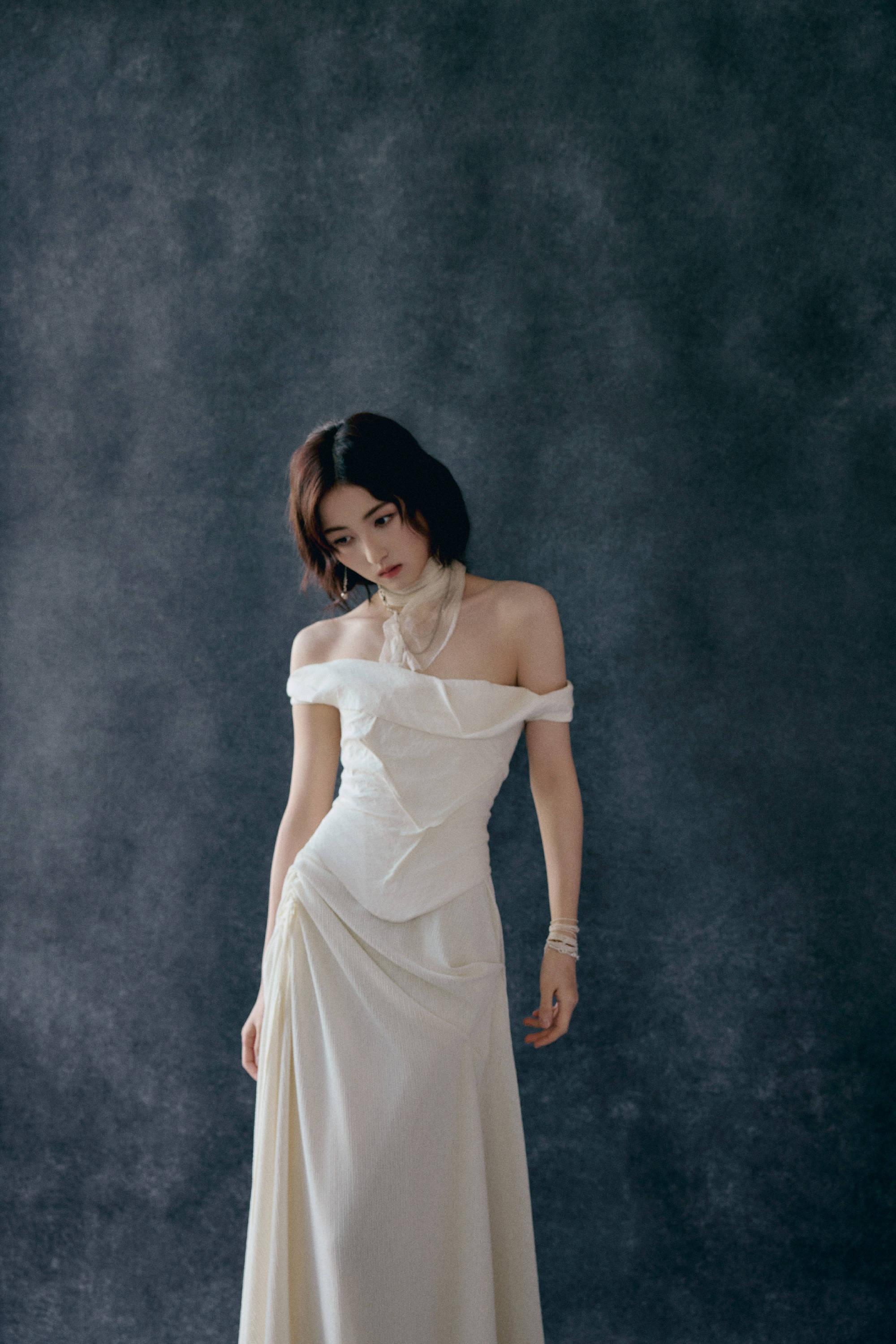 张子枫穿一字肩长裙秘籍矜贵 垂眸千里想似女神驾临