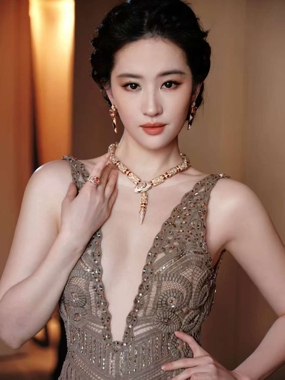 刘亦菲穿深V露背裙装 盘流配钻饰尽显优雅矜贵气质