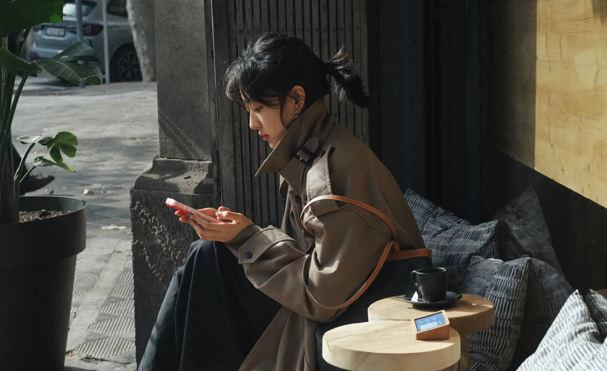 孙千蓝丝巾束发气质阴凉 卡其风衣尽显马虎顺心感