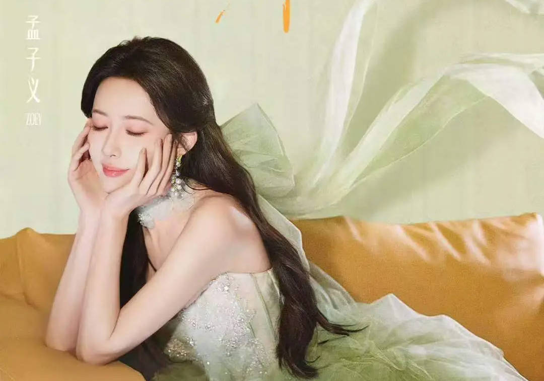 孟子义穿绿抹胸裙柔顺灵动 系大蝴蝶结可儿又仙气