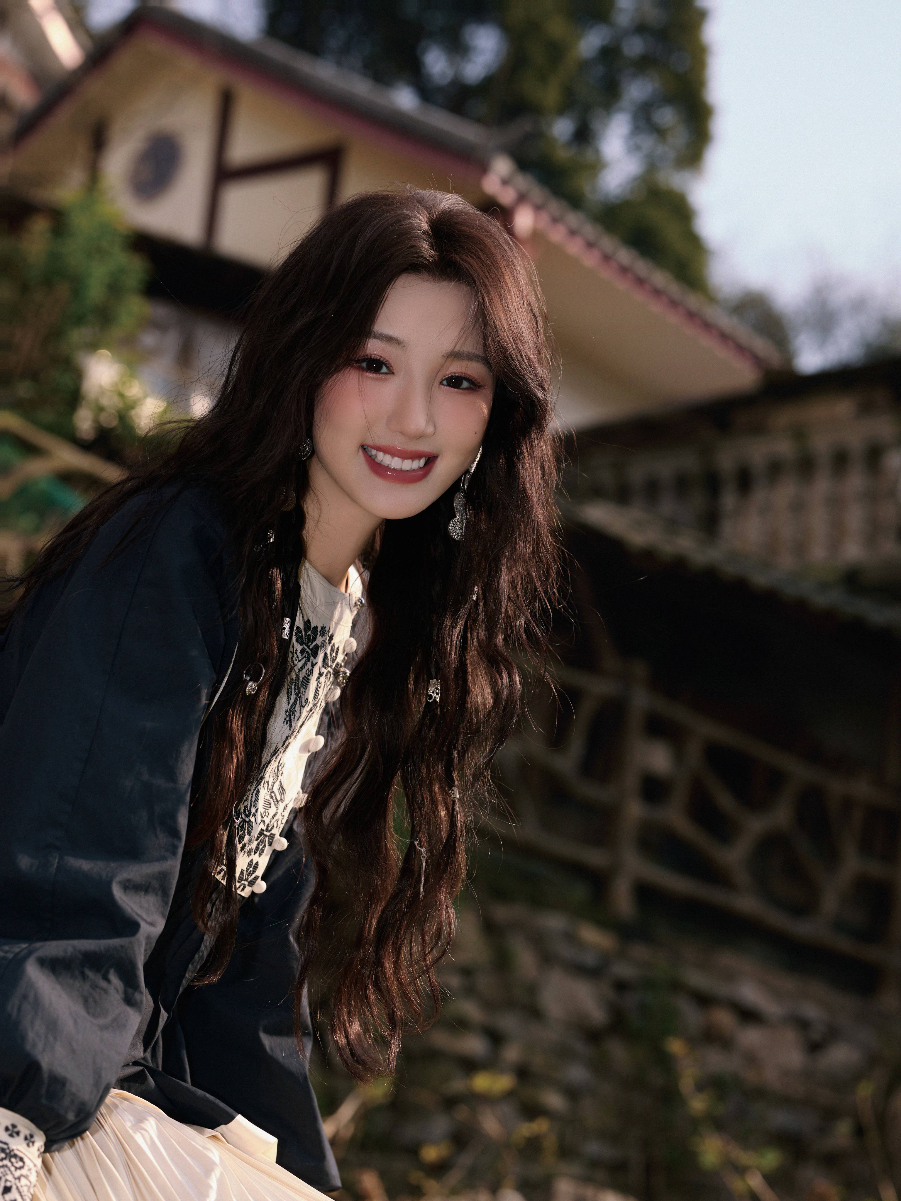 毛晓彤穿民族风衣饰阳光下含笑 长发答应轻易目田