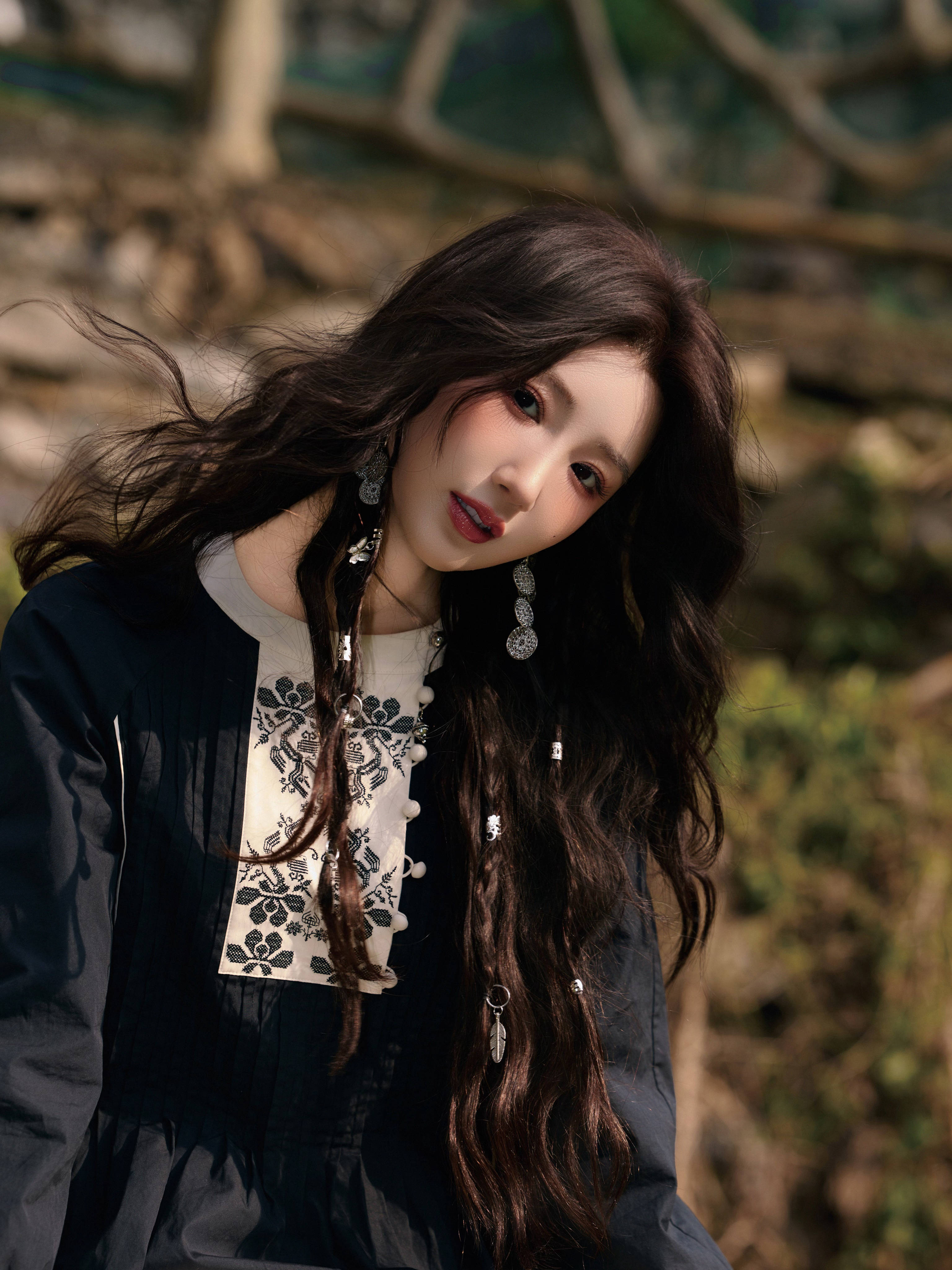 毛晓彤穿民族风衣饰阳光下含笑 长发答应轻易目田