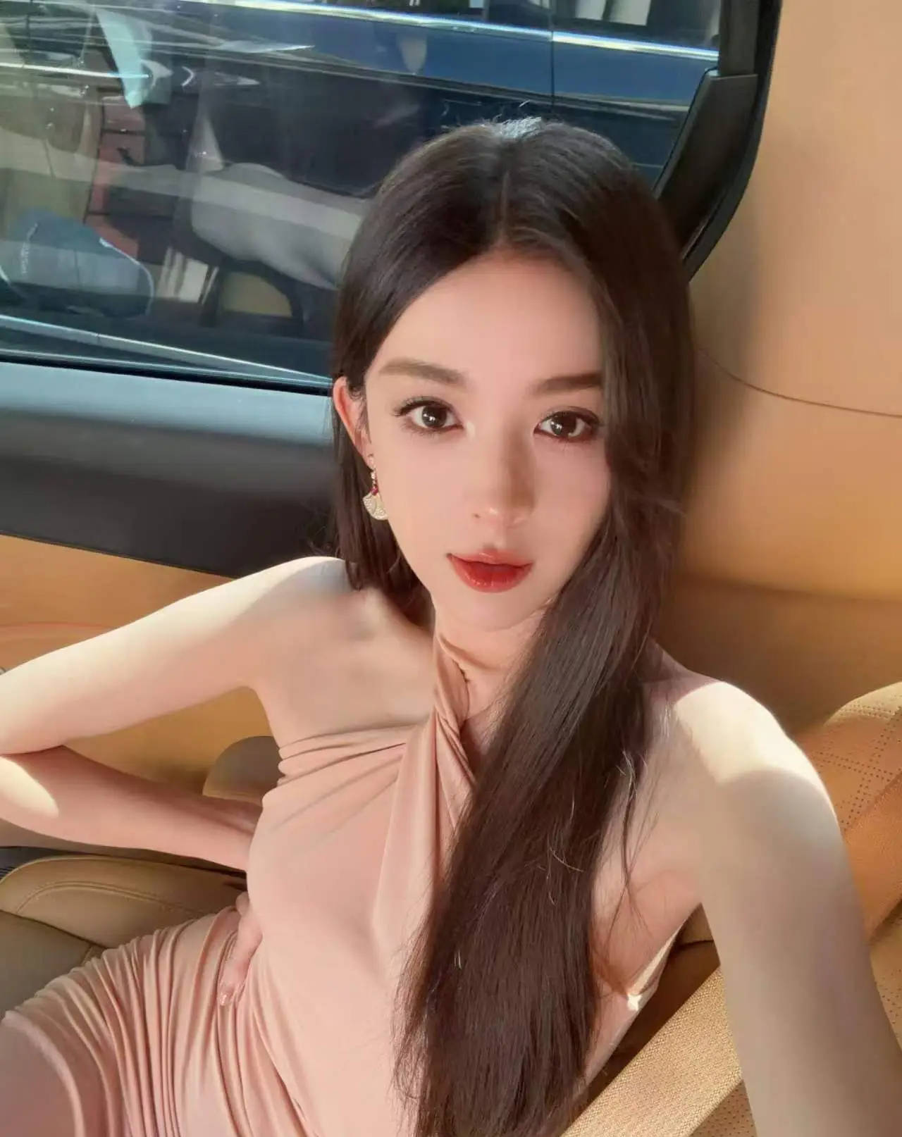 娜扎穿裸色挂脖长裙甜媚仁爱 车内慵懒侧颜超迷东谈主