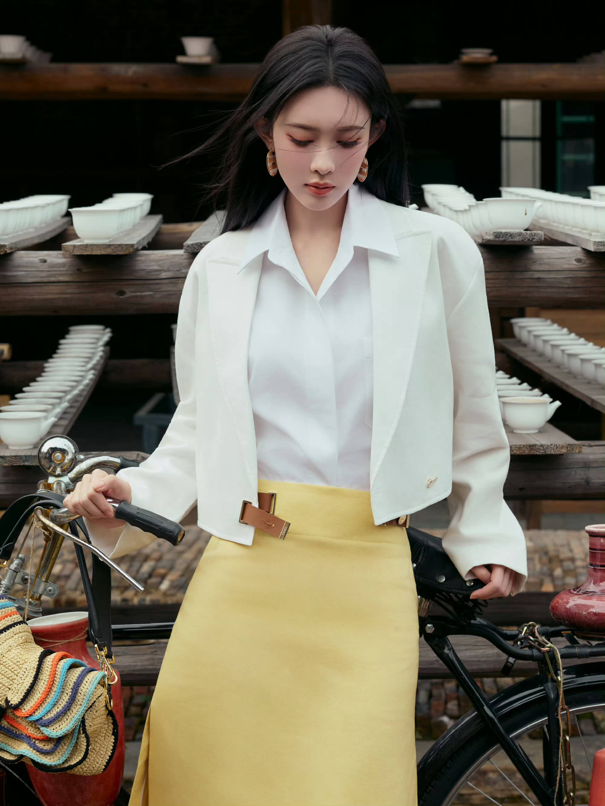 孟子义现身景德镇 白西装置黄色半裙优雅又明媚